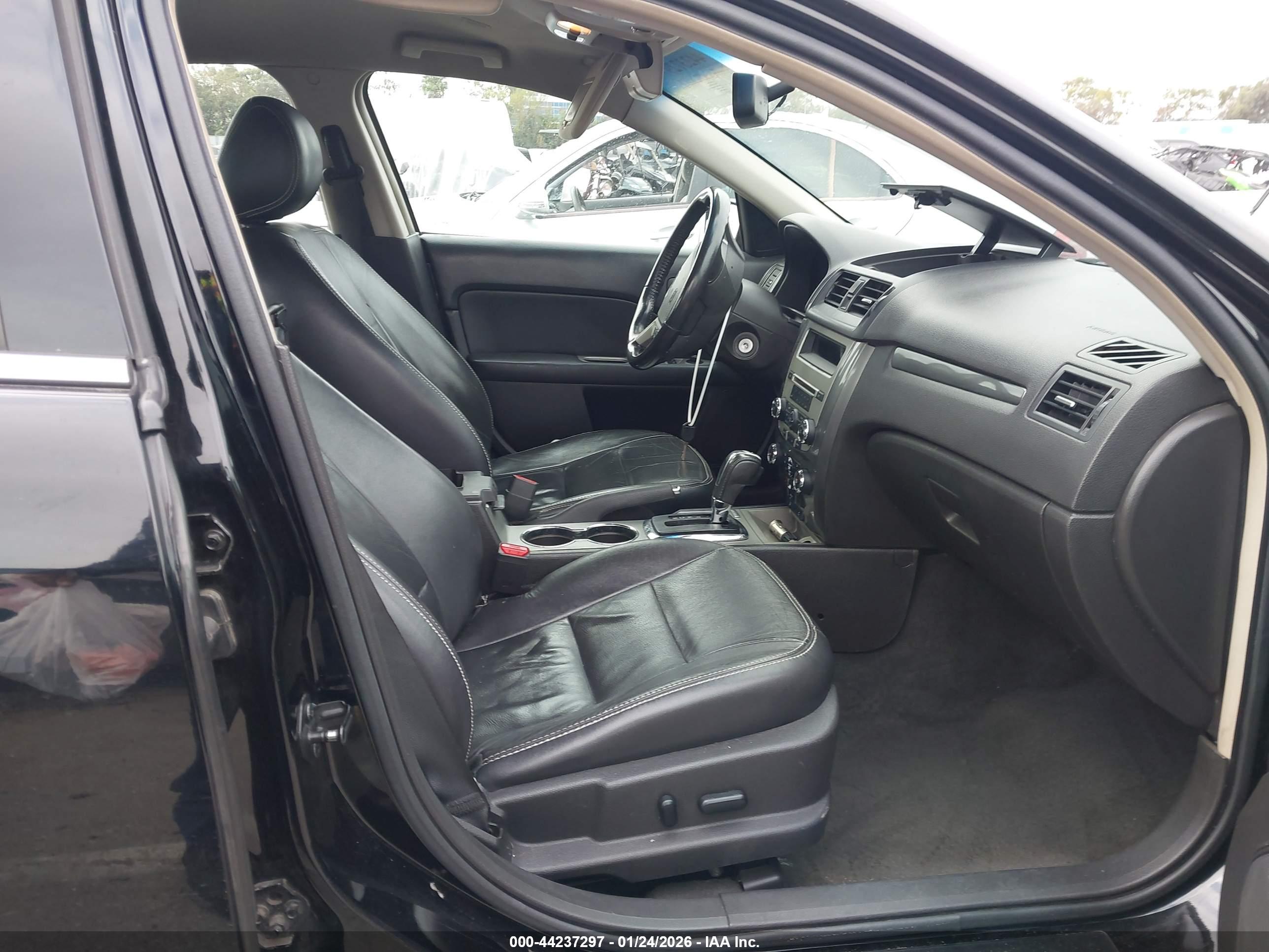 FORD FUSION image 5