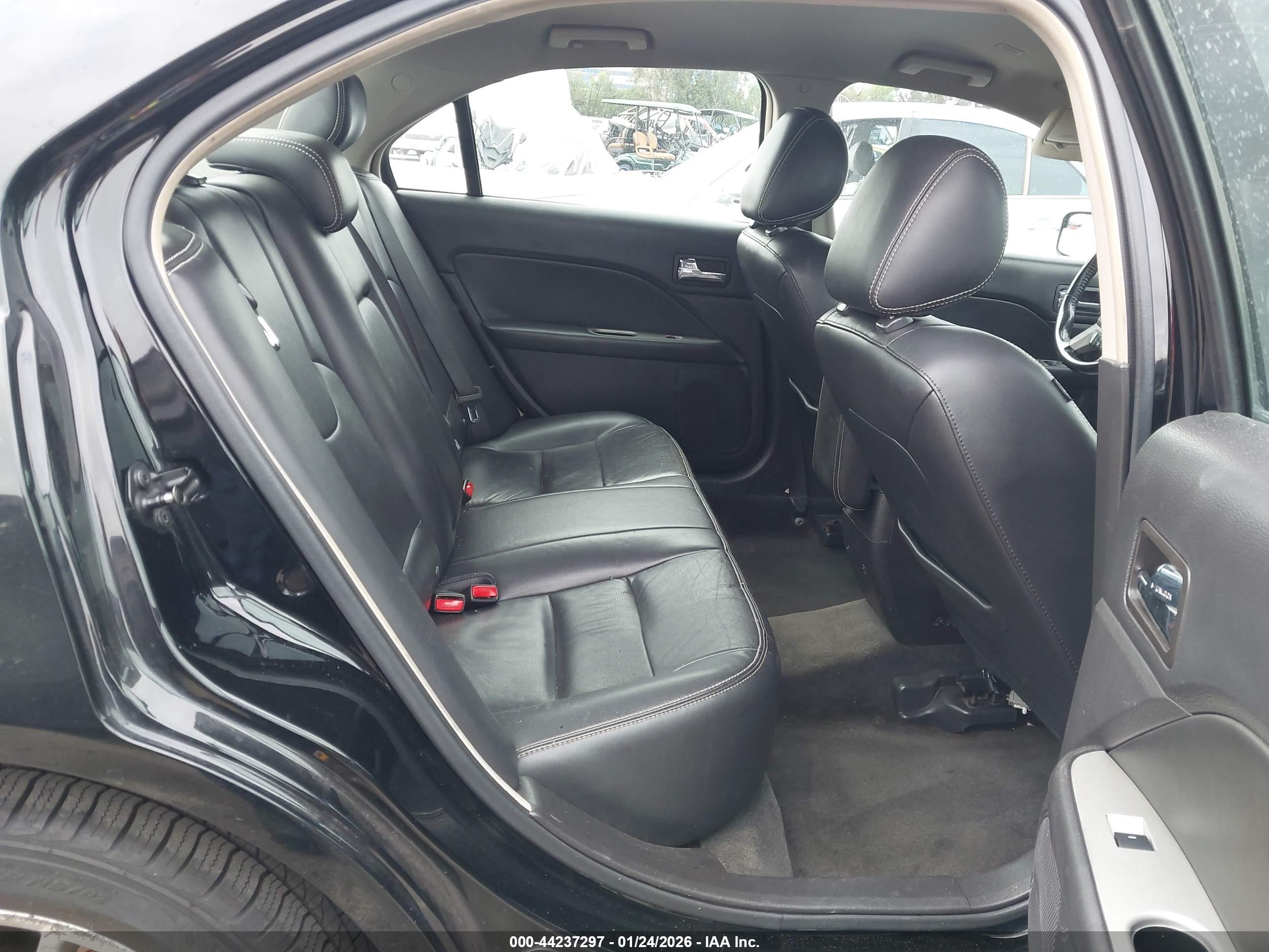 FORD FUSION image 8