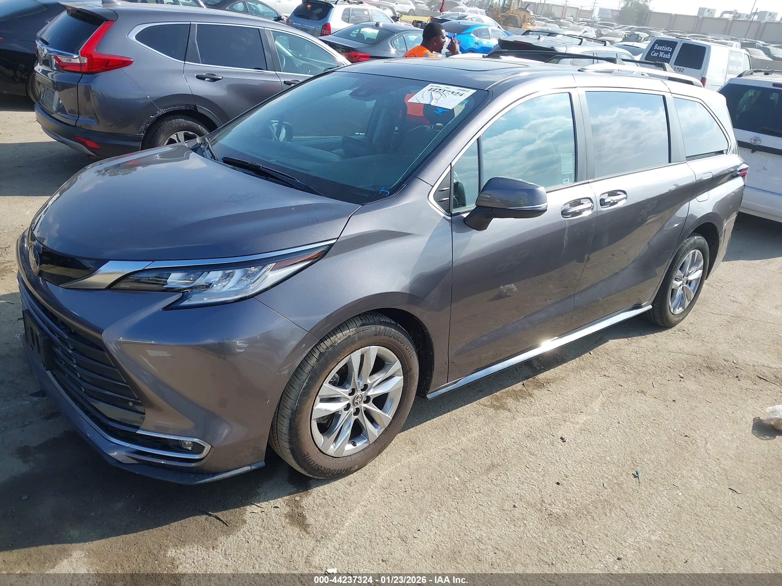 TOYOTA SIENNA image 2