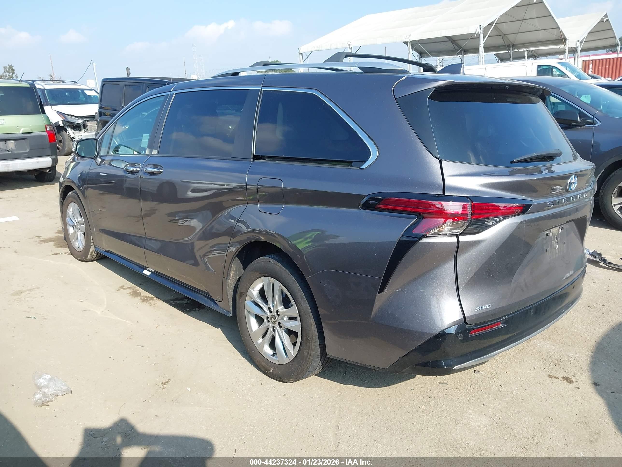 TOYOTA SIENNA image 3
