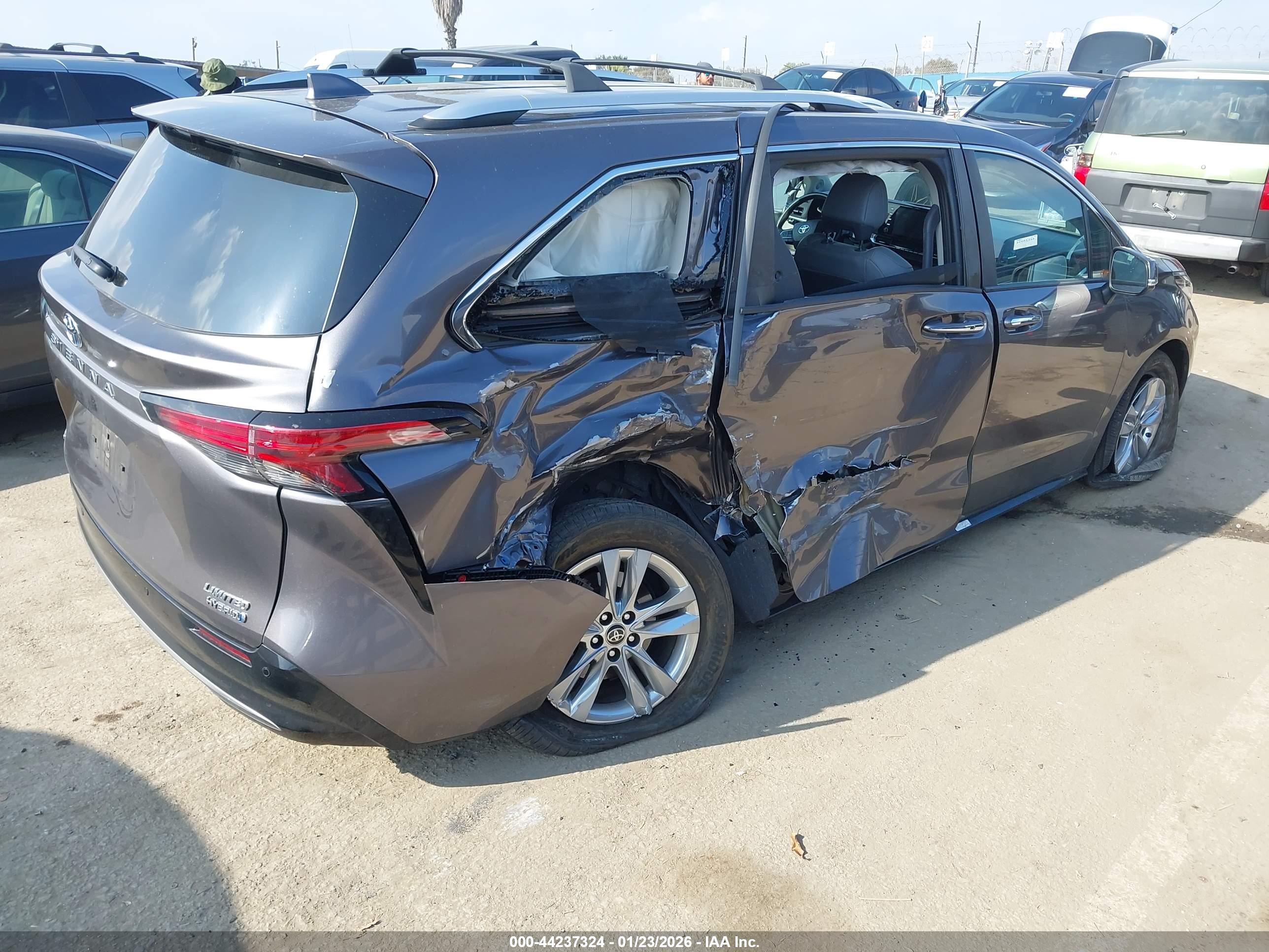 TOYOTA SIENNA image 4