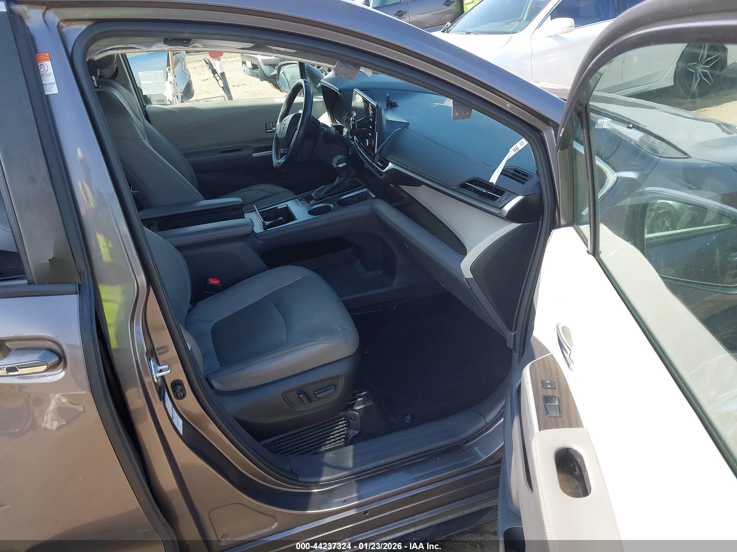 TOYOTA SIENNA image 5