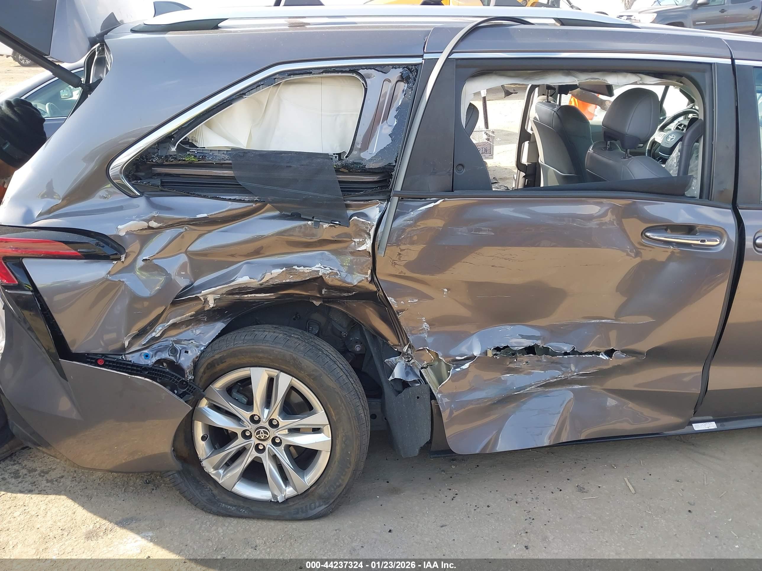 TOYOTA SIENNA image 6