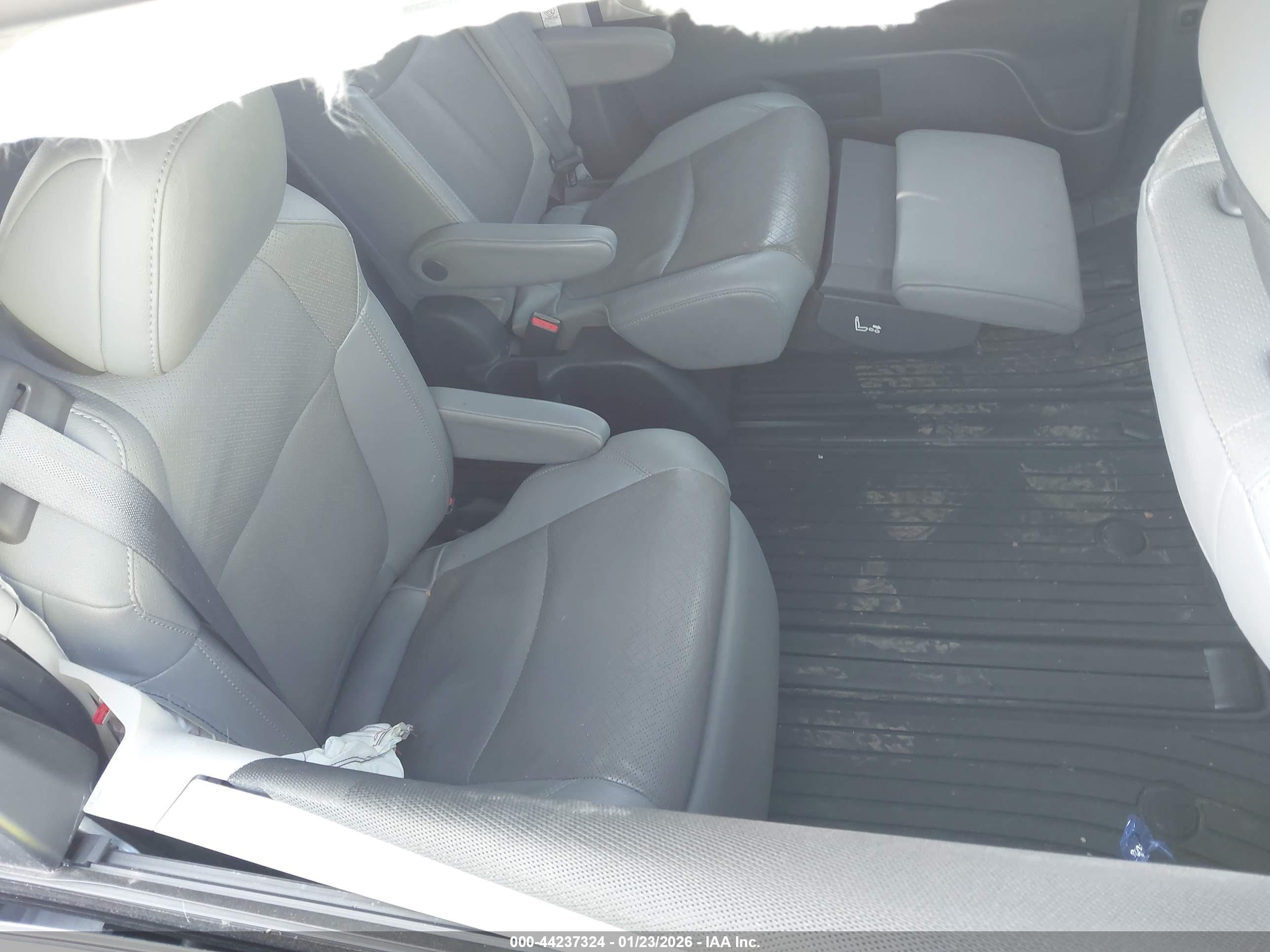 TOYOTA SIENNA image 8