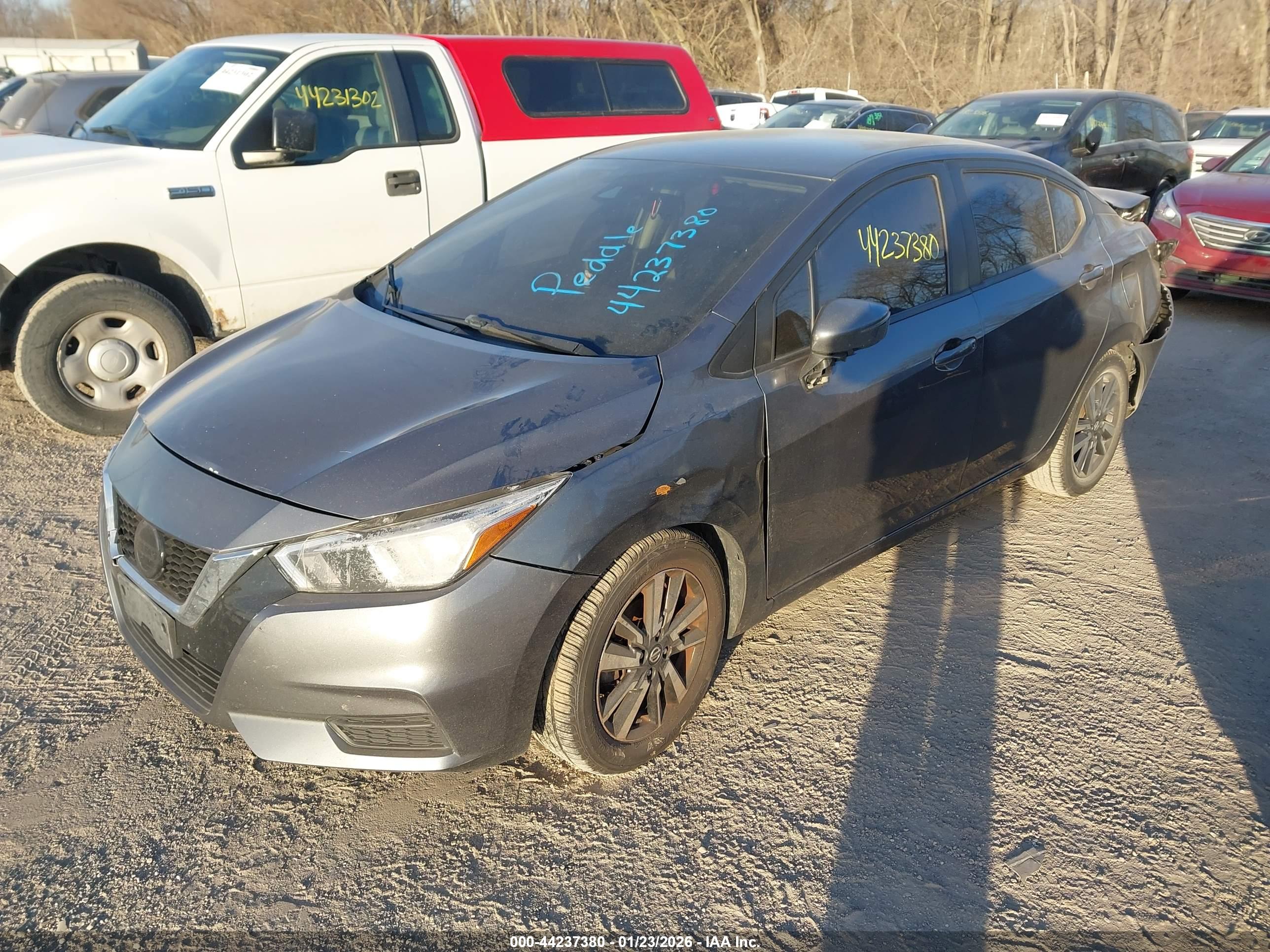 NISSAN VERSA image 2