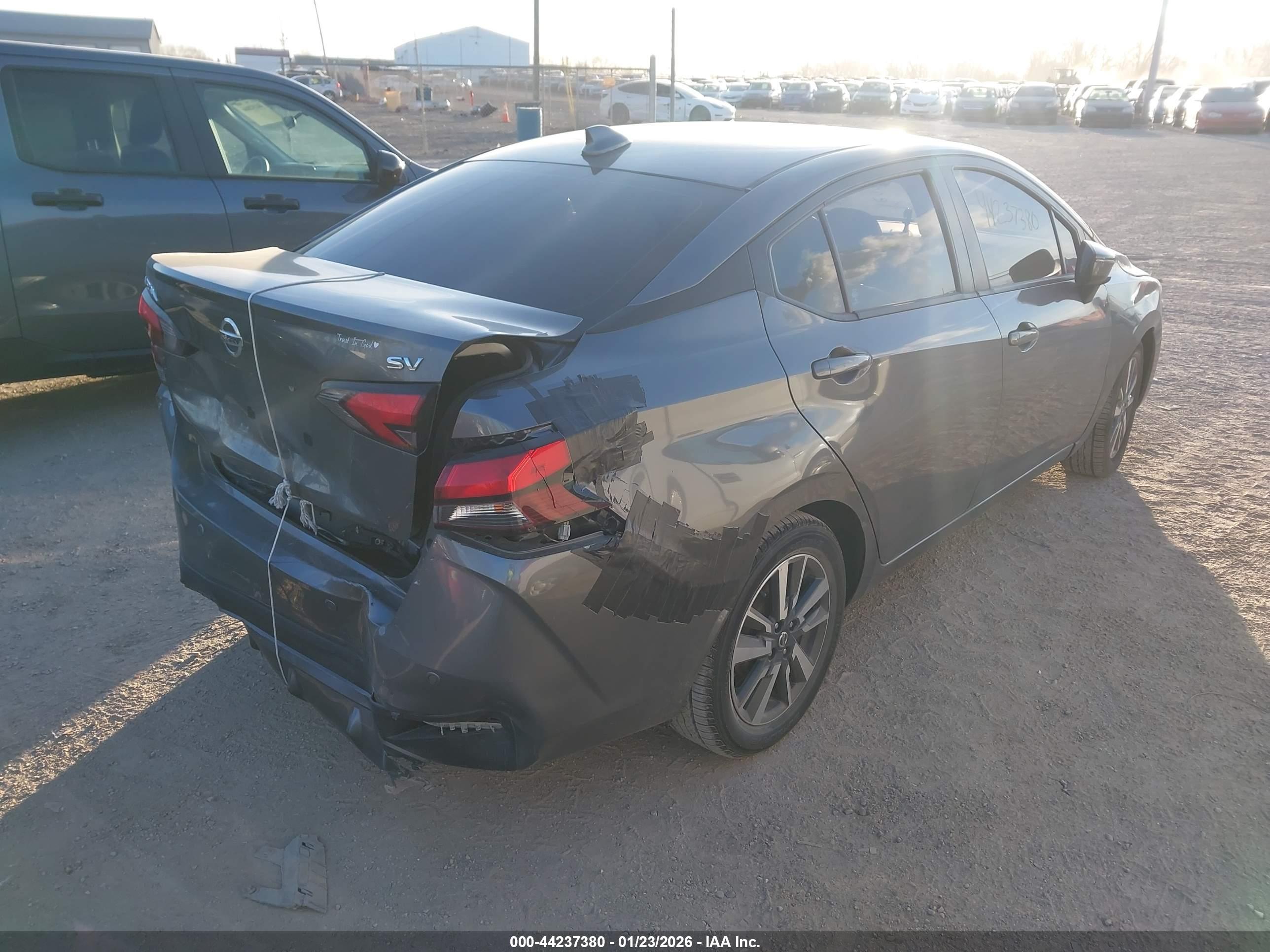 NISSAN VERSA image 4