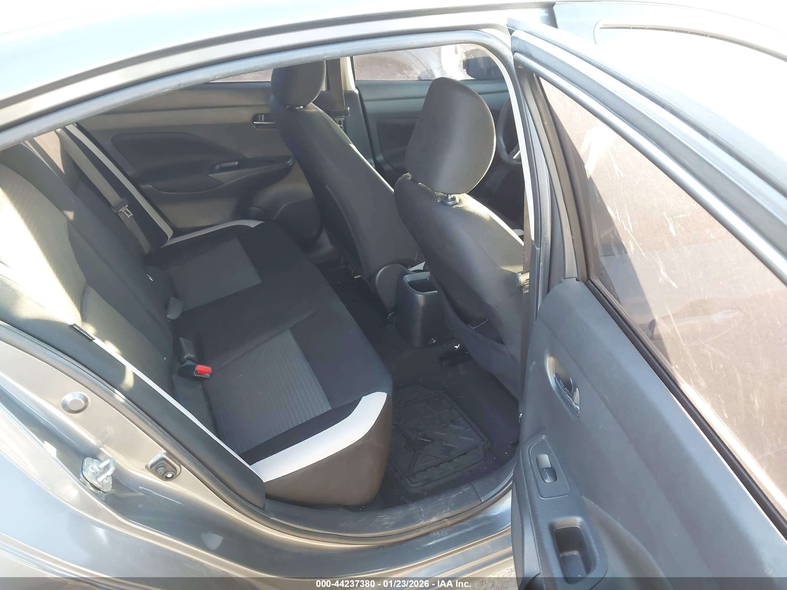 NISSAN VERSA image 8