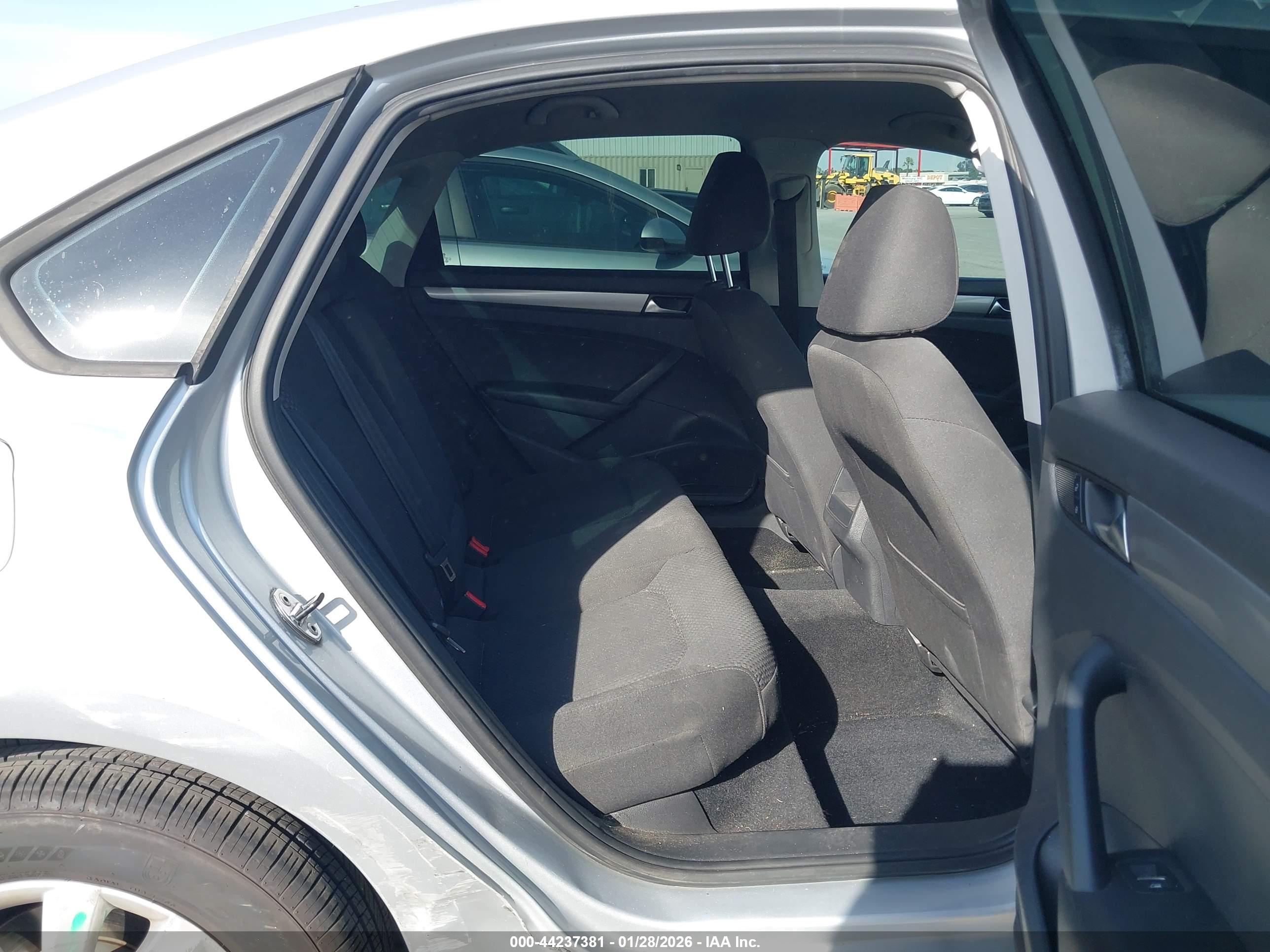 VOLKSWAGEN PASSAT image 8