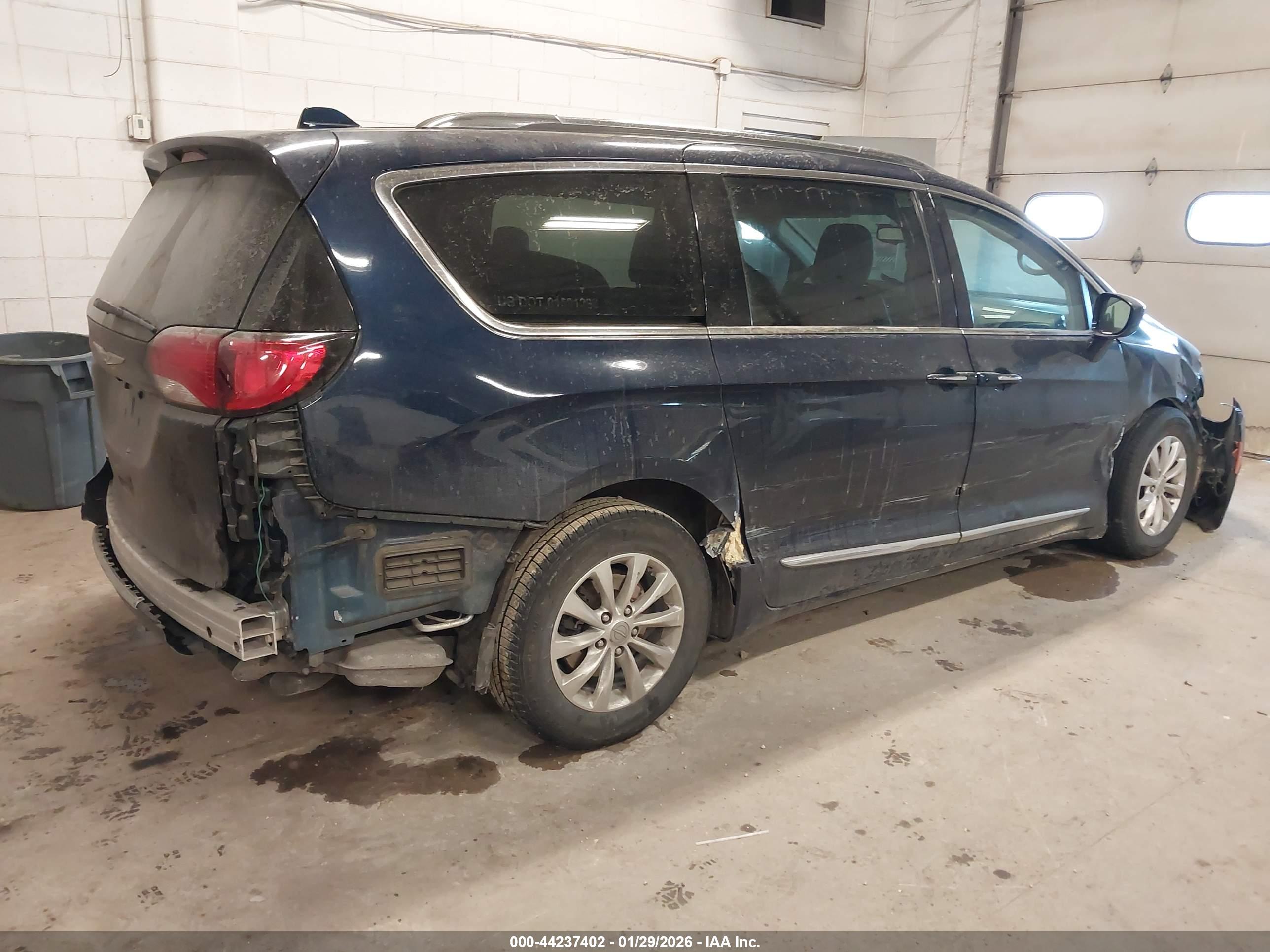 CHRYSLER PACIFICA image 4