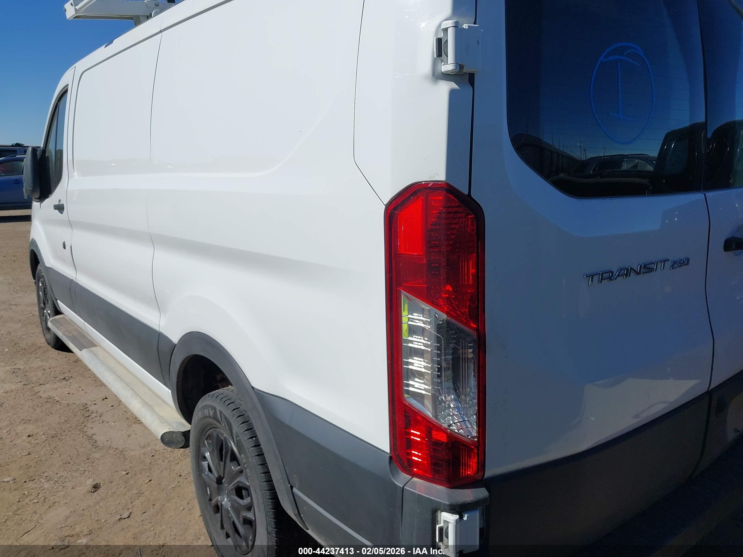 FORD TRANSIT-250 image 3