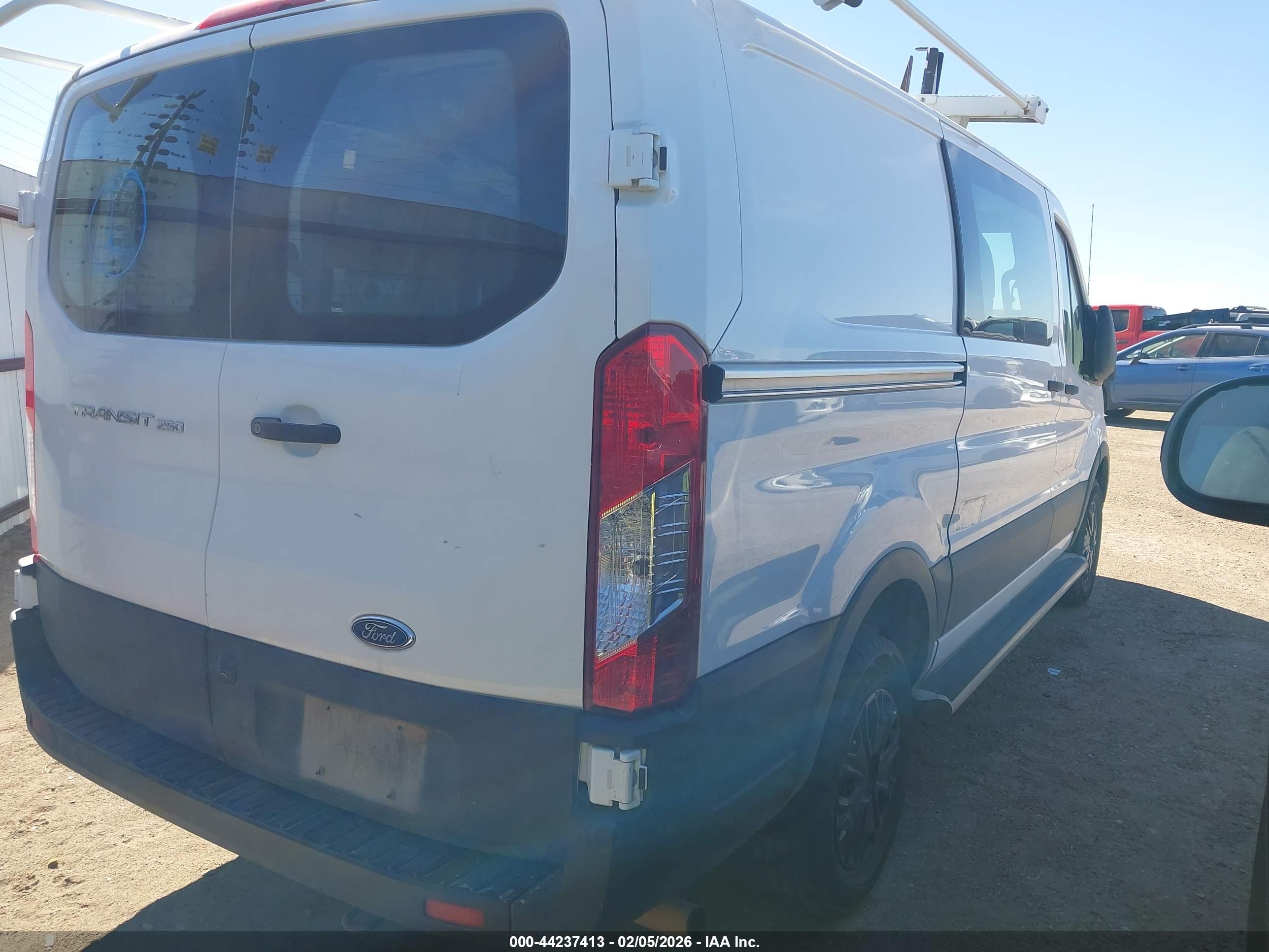 FORD TRANSIT-250 image 4