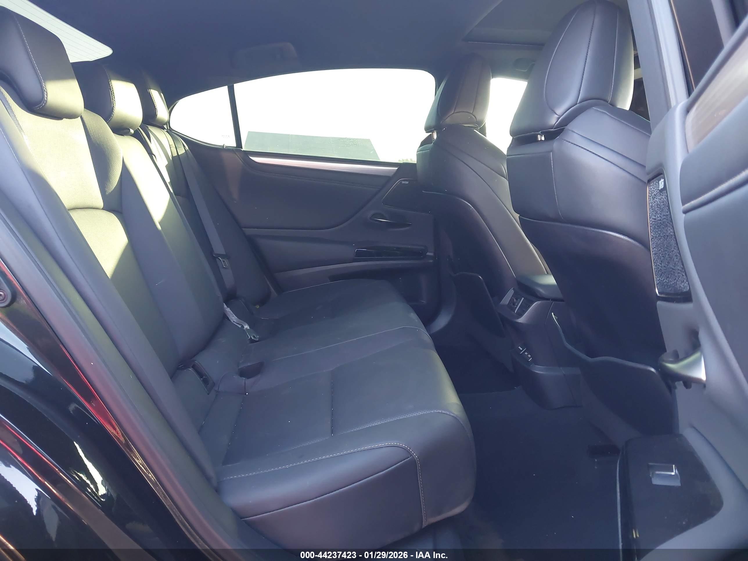 LEXUS ES image 8