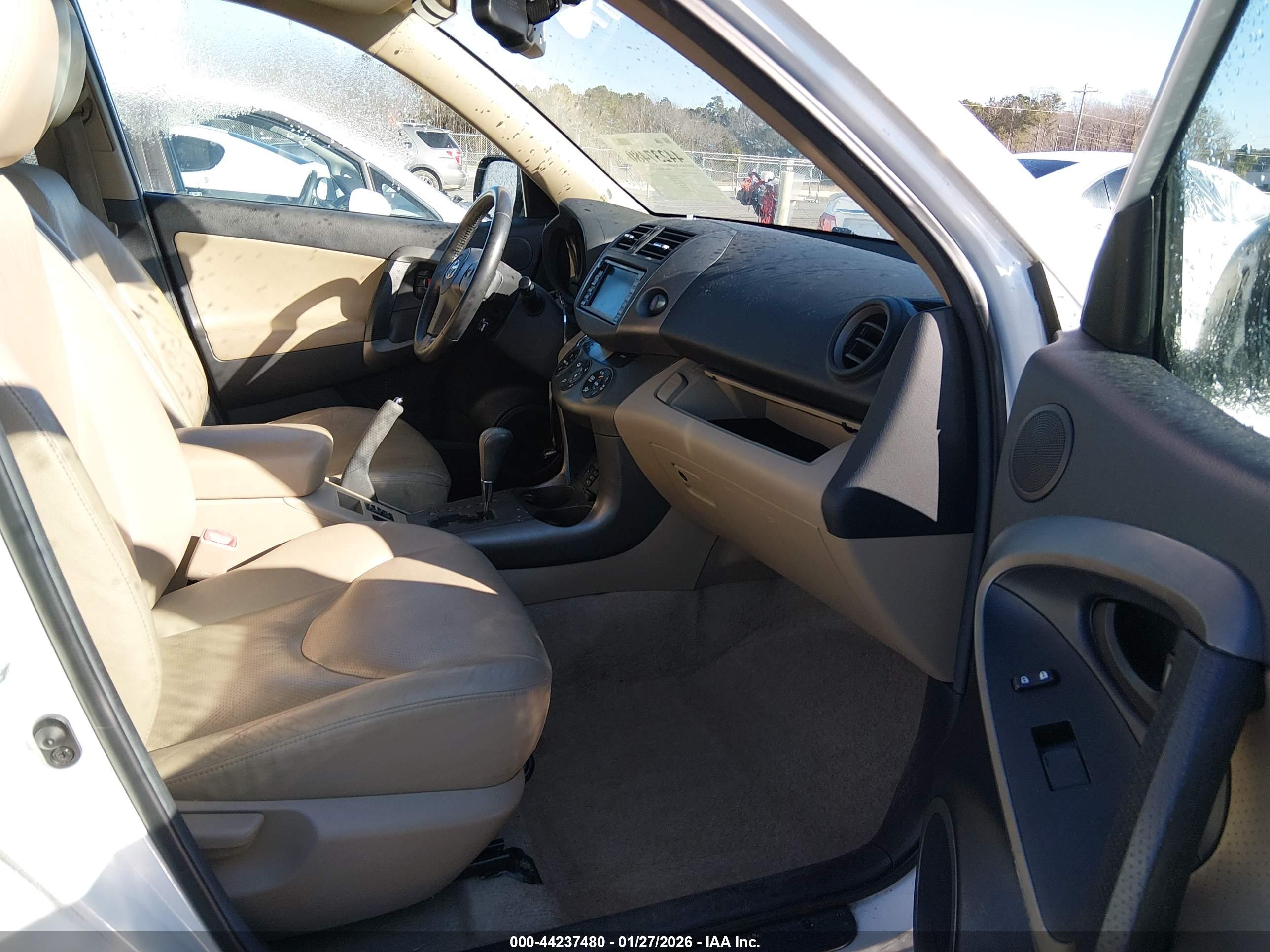 TOYOTA RAV4 image 5