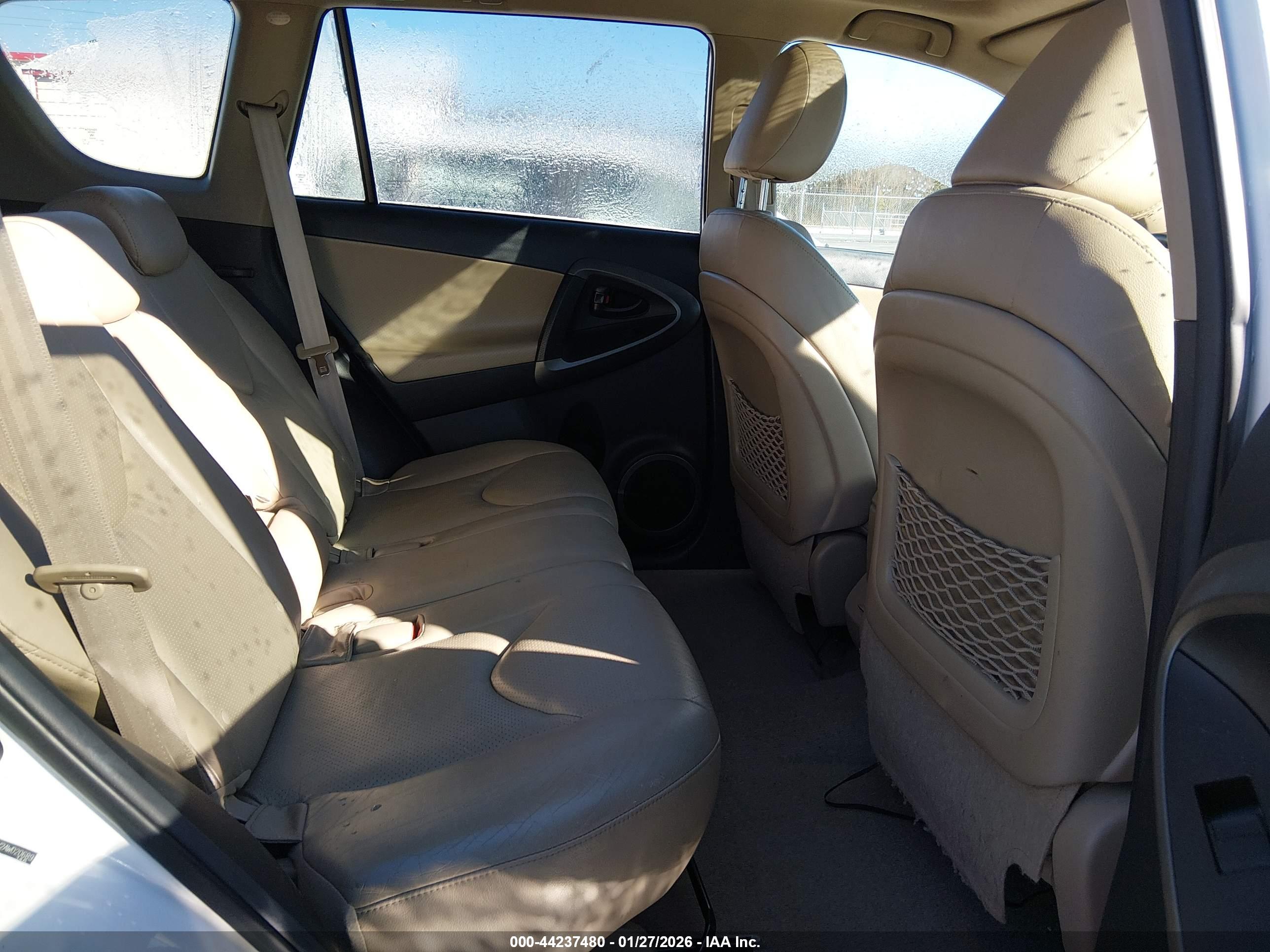 TOYOTA RAV4 image 8