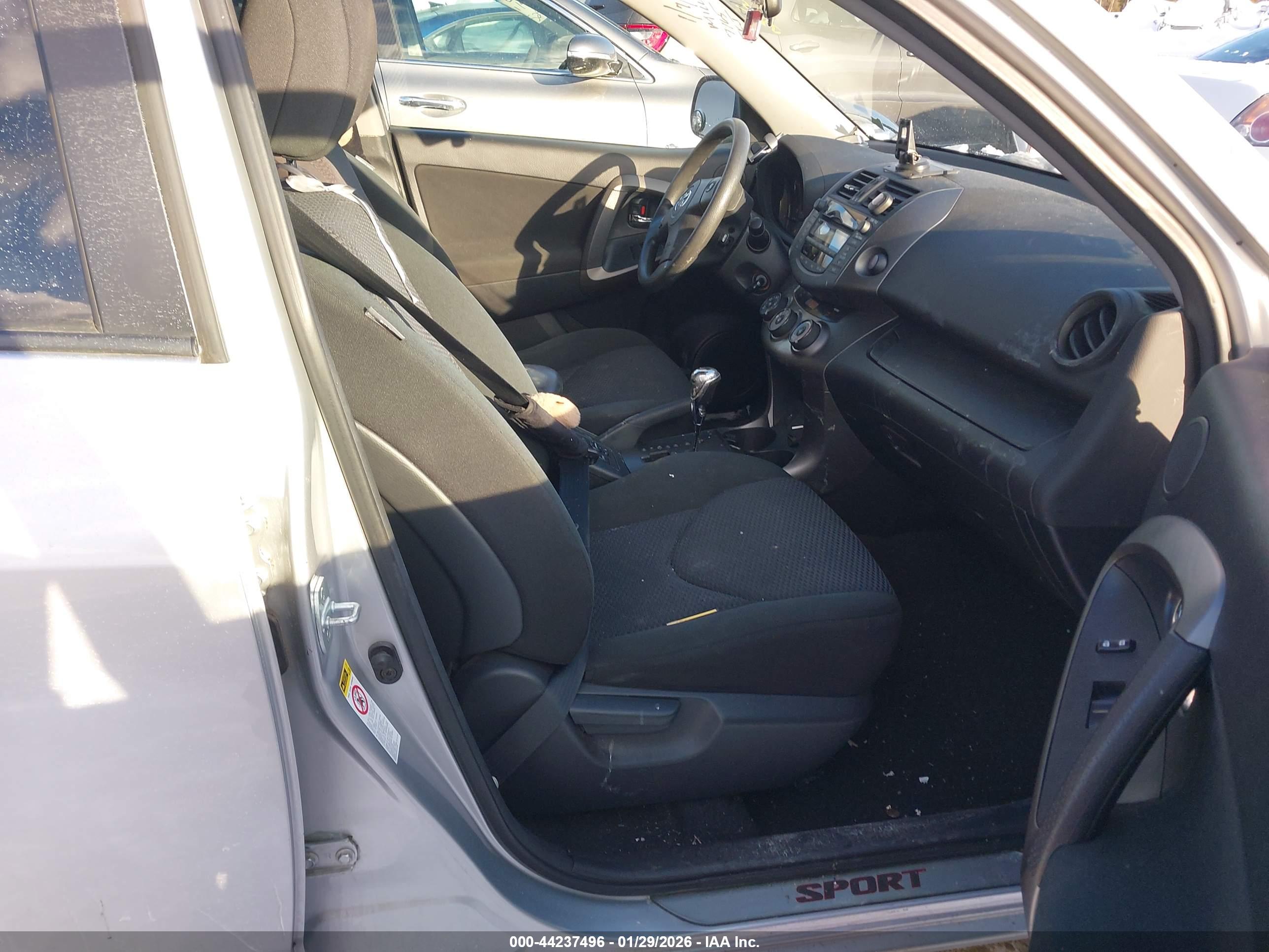 TOYOTA RAV4 image 5