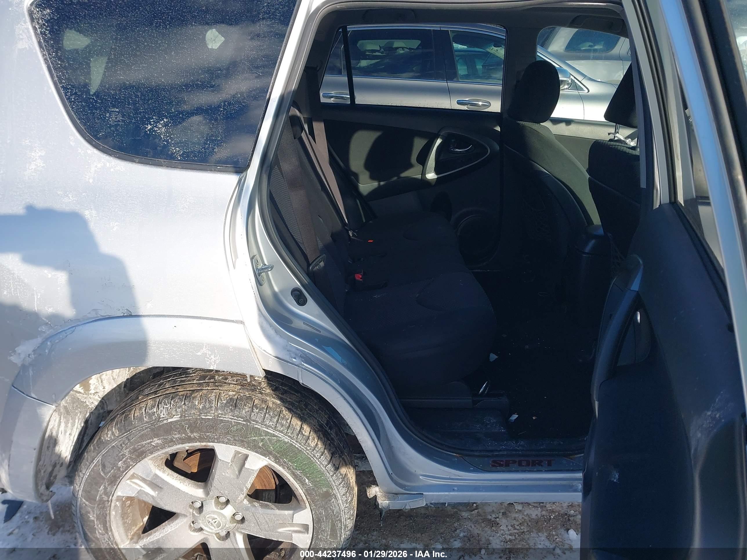 TOYOTA RAV4 image 8