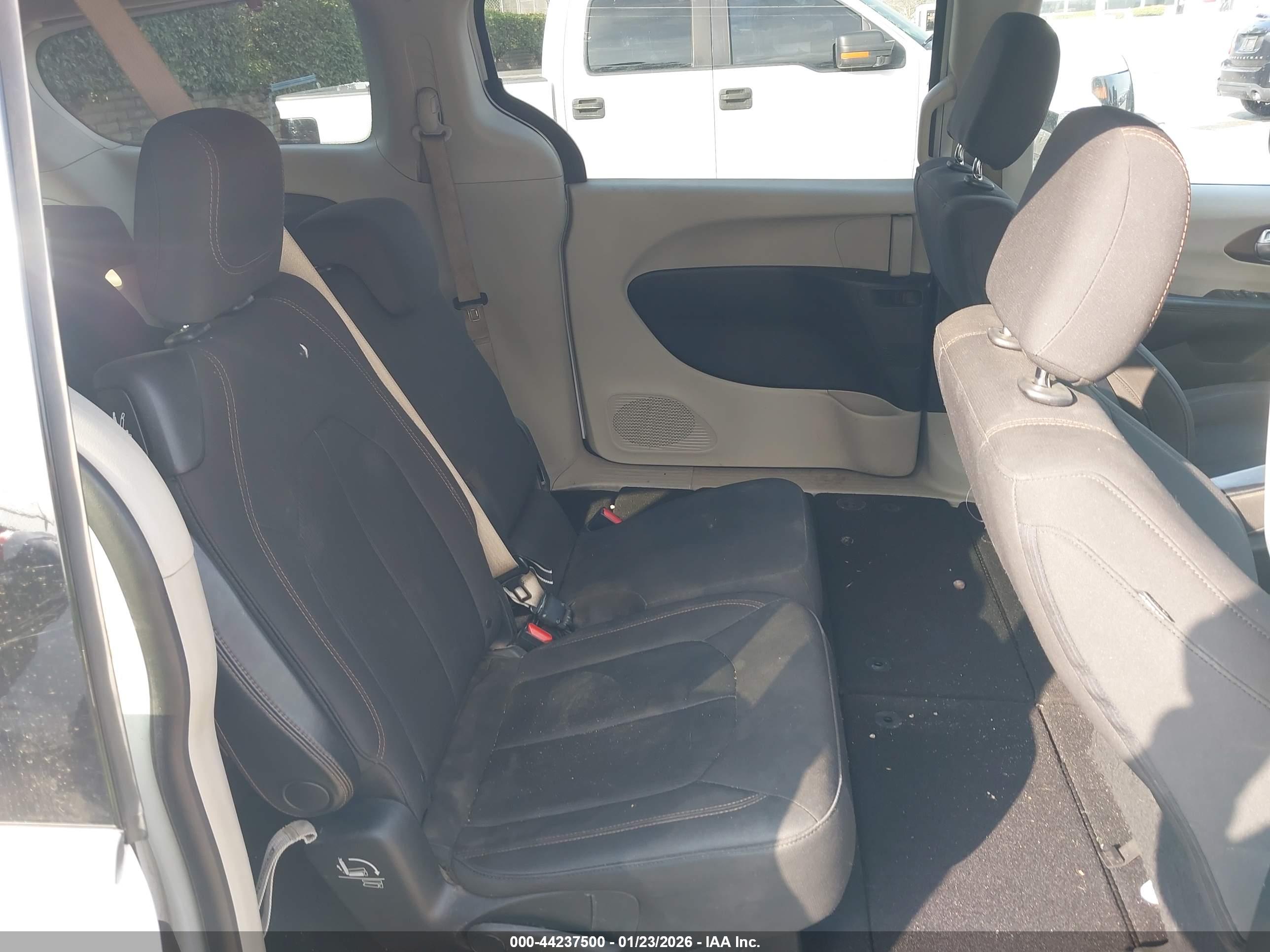 CHRYSLER PACIFICA image 8