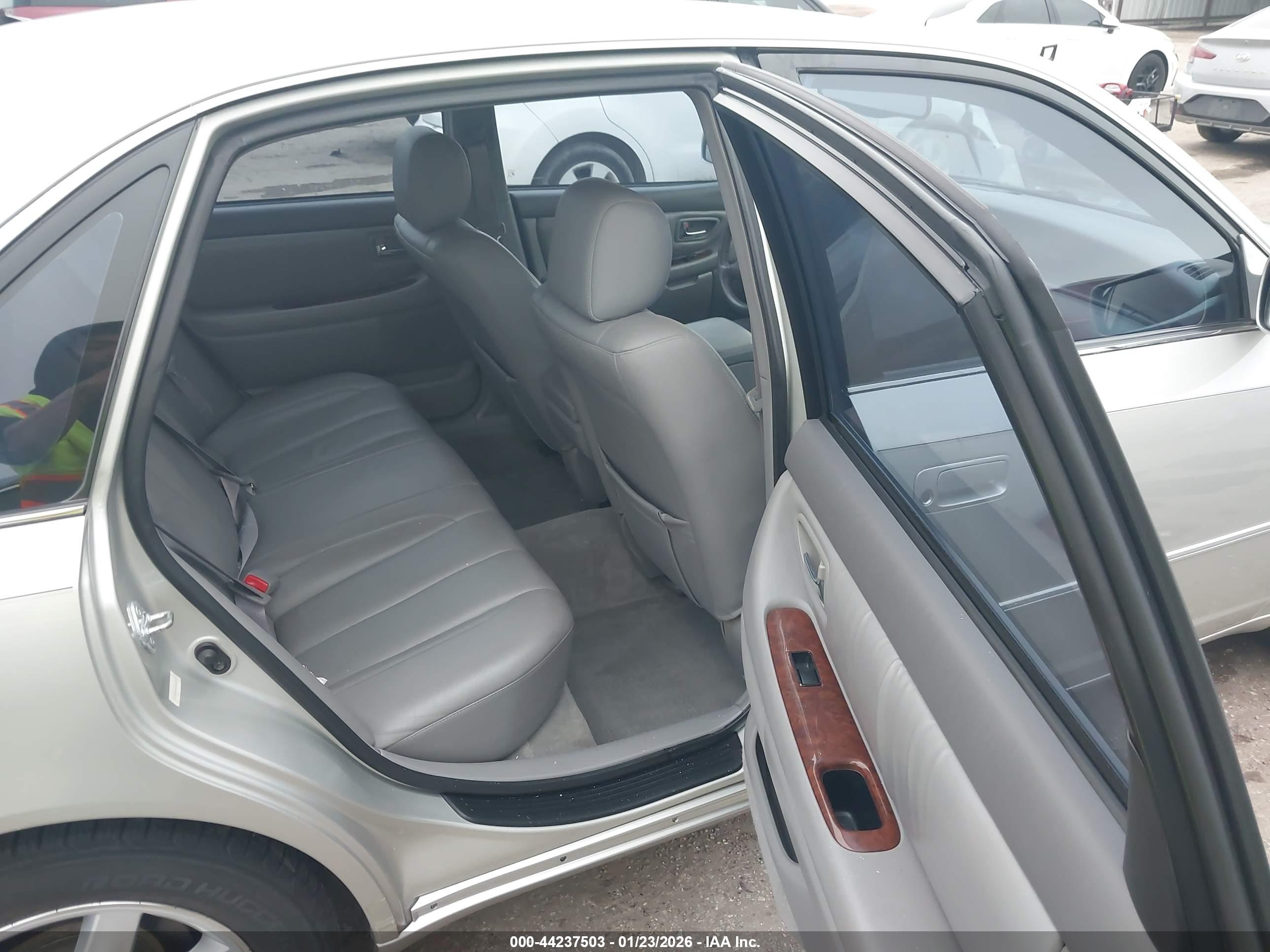 TOYOTA AVALON image 8