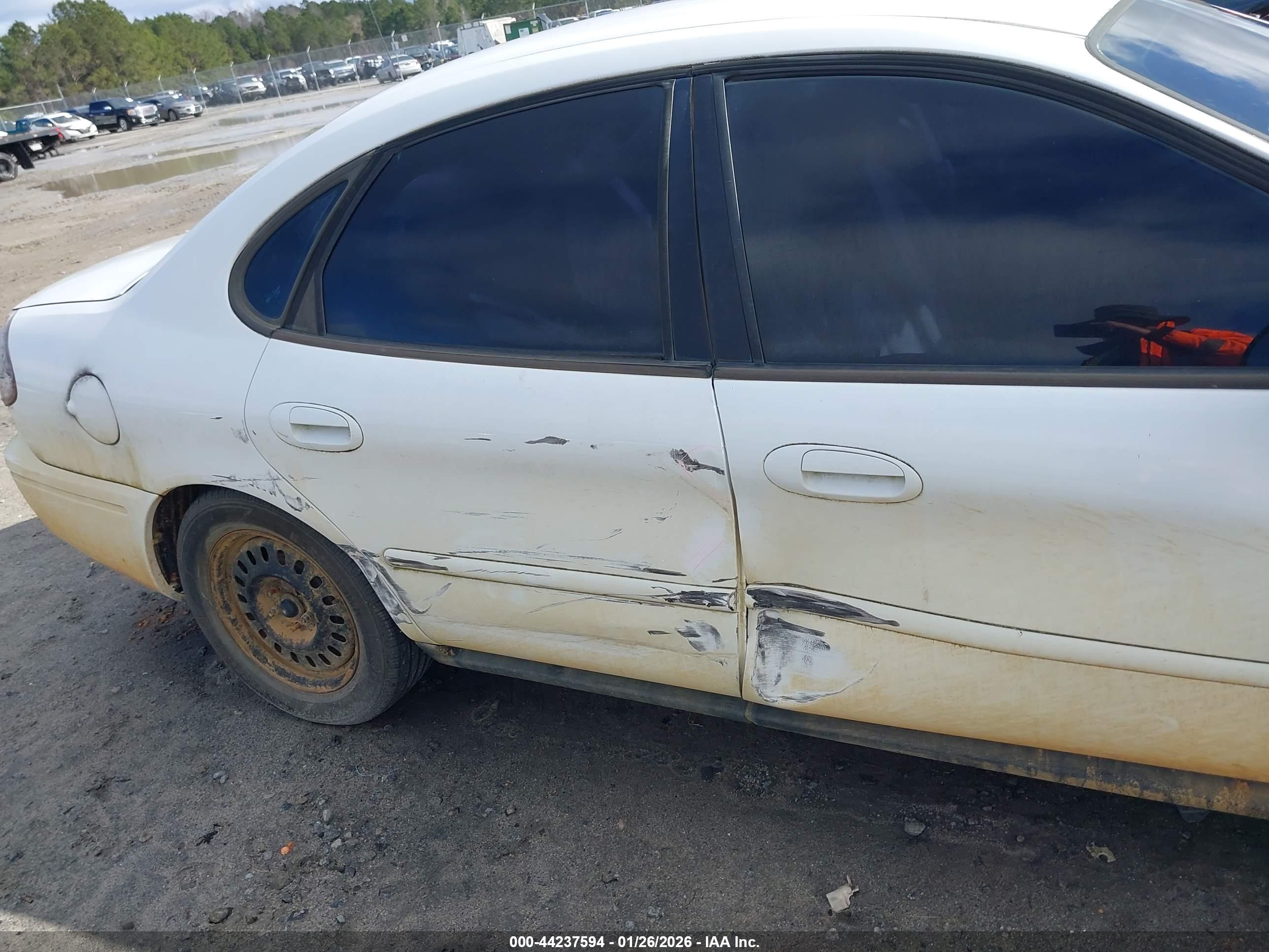 FORD TAURUS image 6