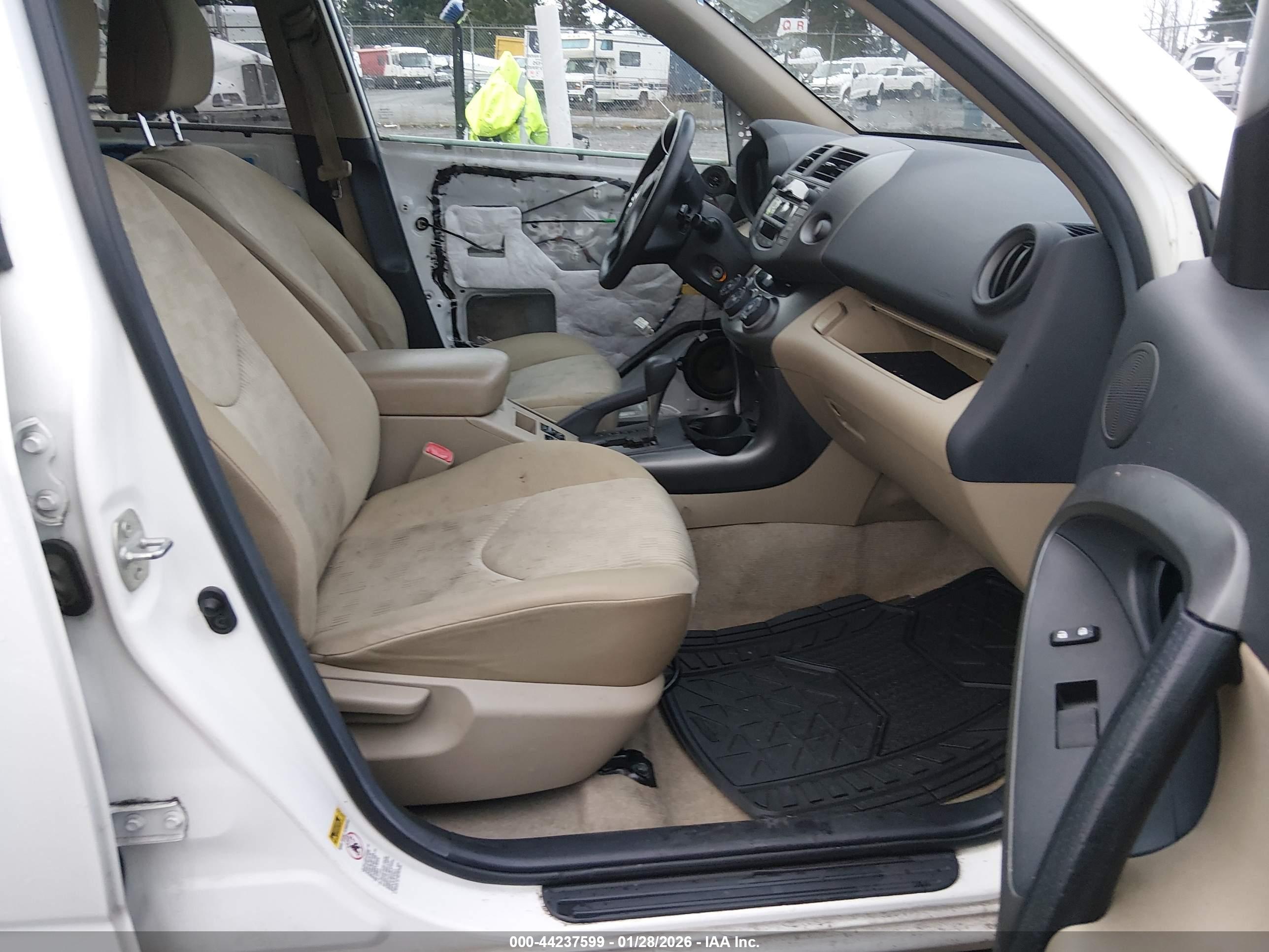 TOYOTA RAV4 image 5