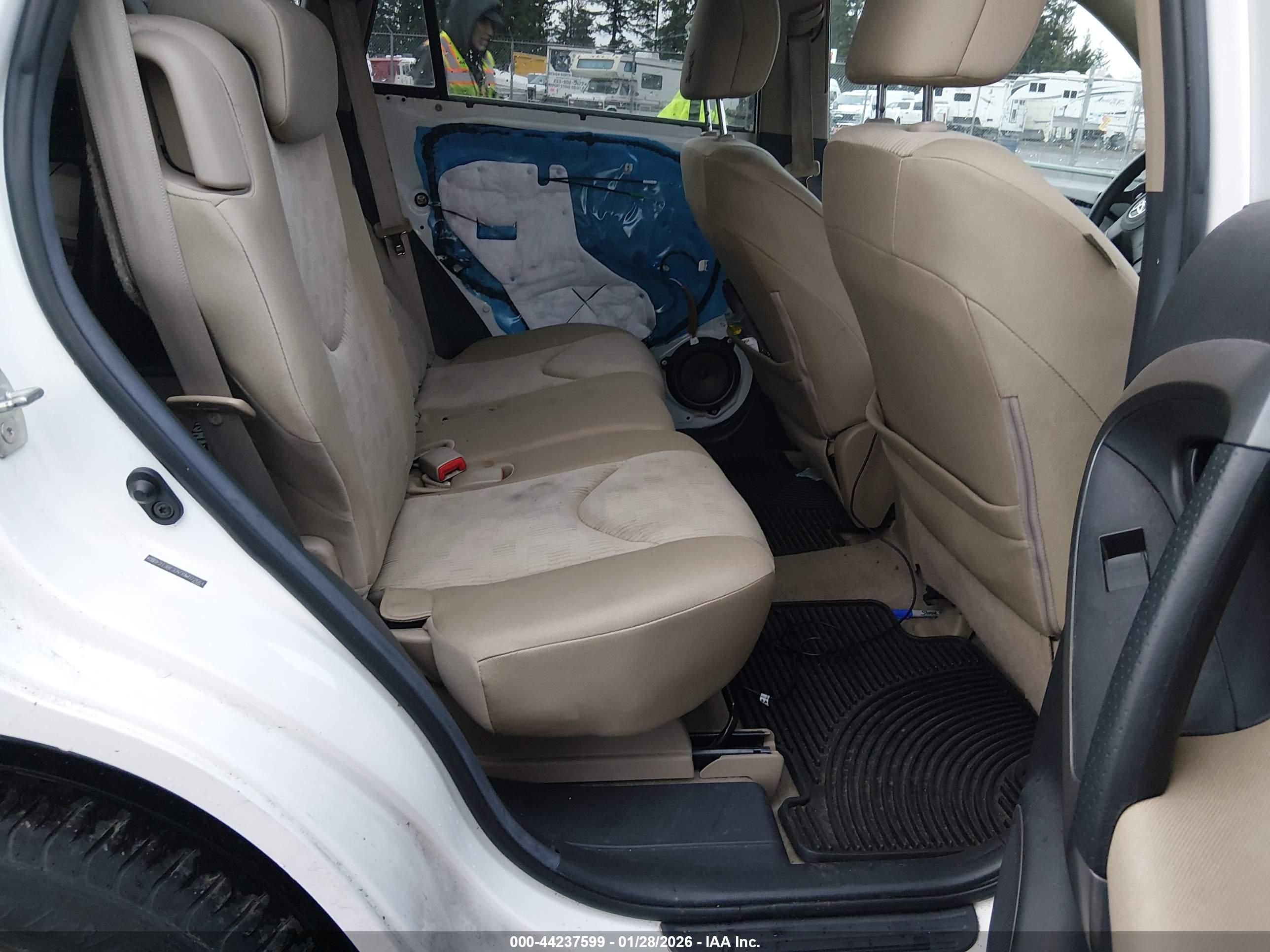 TOYOTA RAV4 image 8
