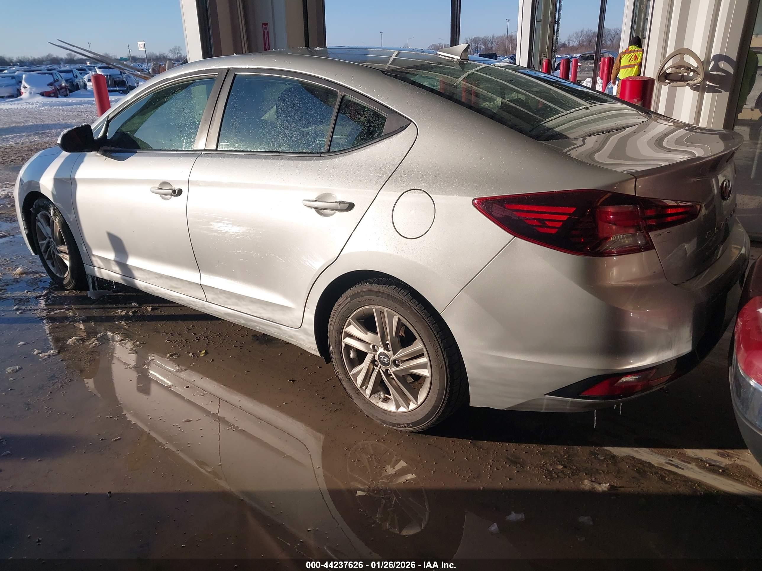 HYUNDAI ELANTRA image 3