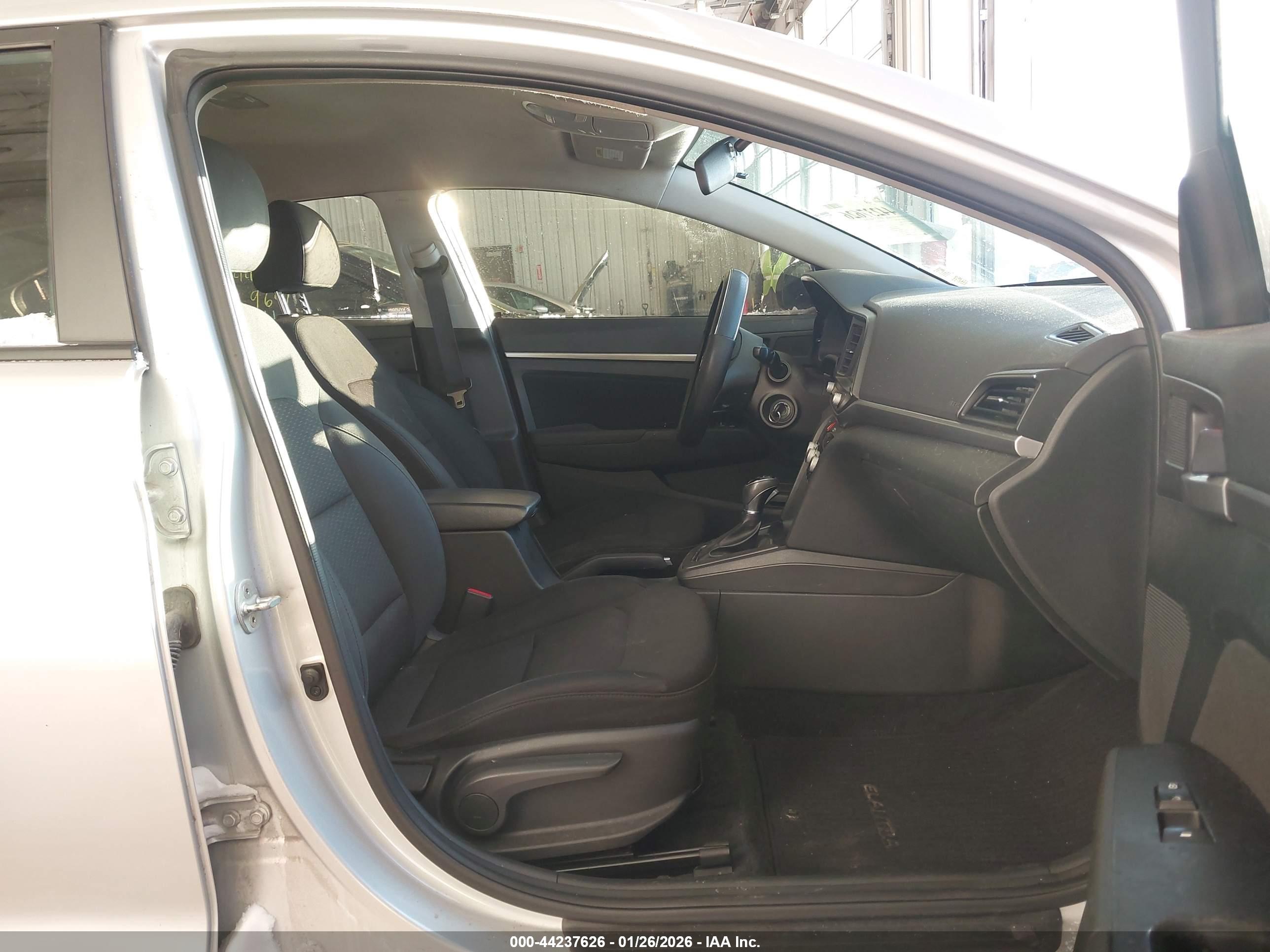 HYUNDAI ELANTRA image 5