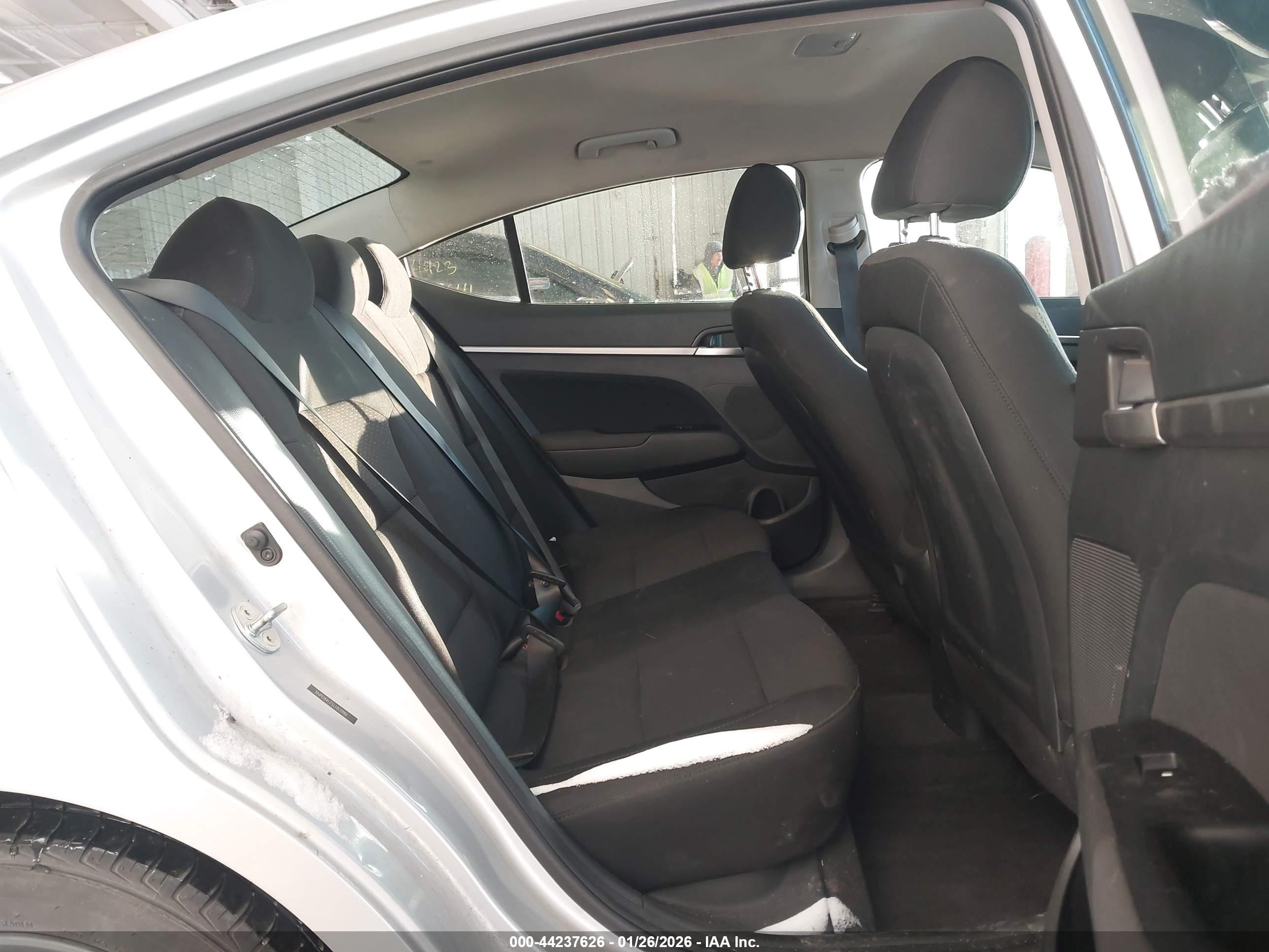 HYUNDAI ELANTRA image 8