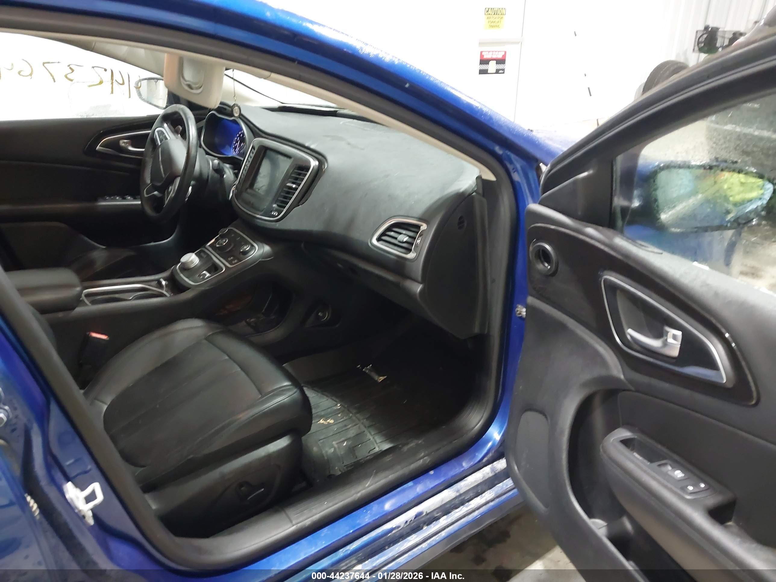CHRYSLER 200 image 5
