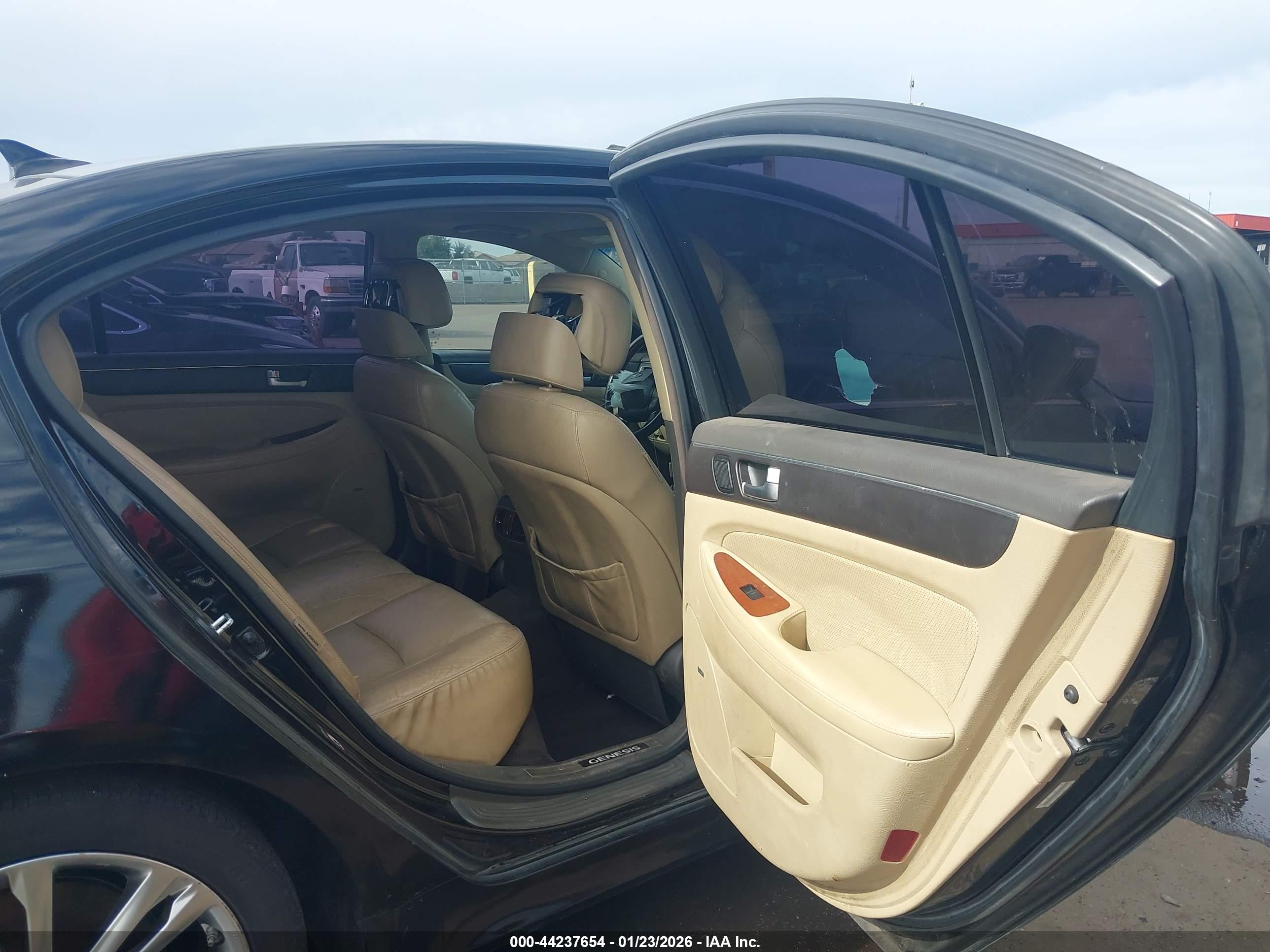 HYUNDAI GENESIS image 8