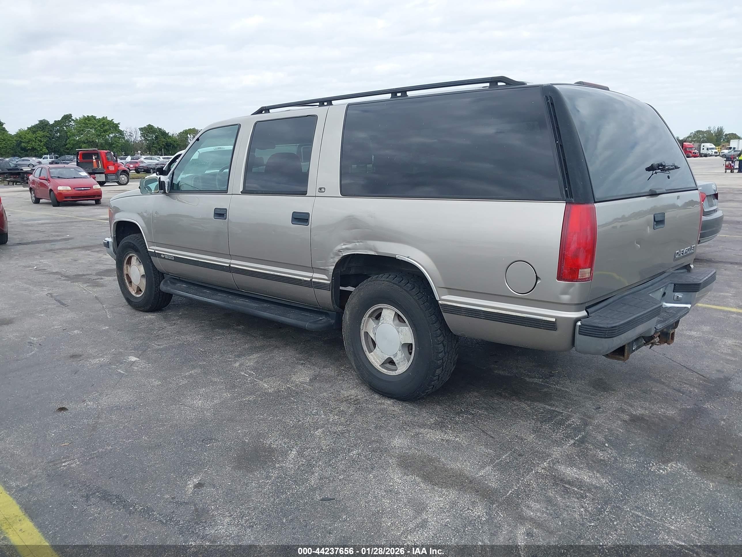 CHEVROLET SUBURBAN image 3