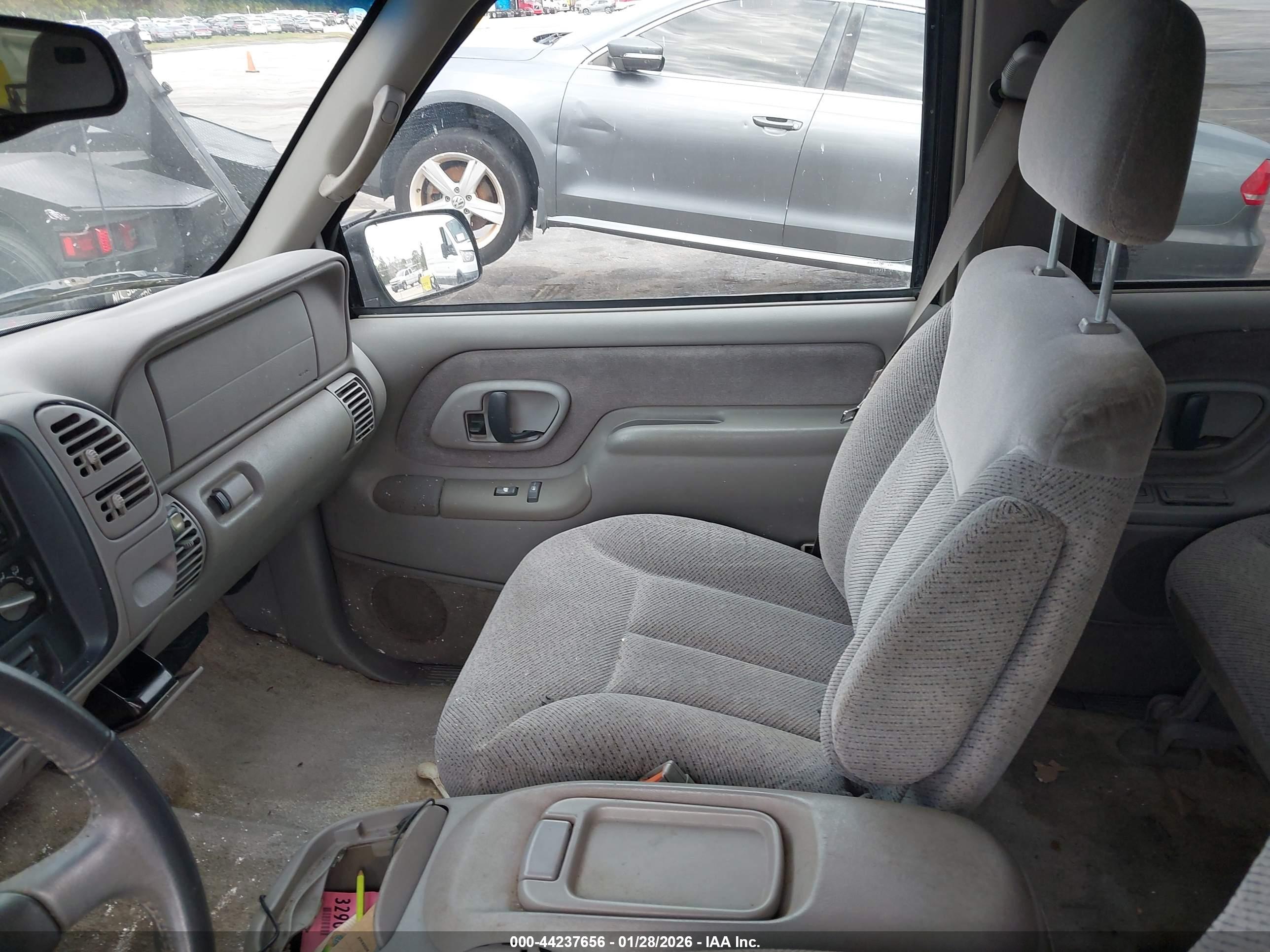 CHEVROLET SUBURBAN image 5