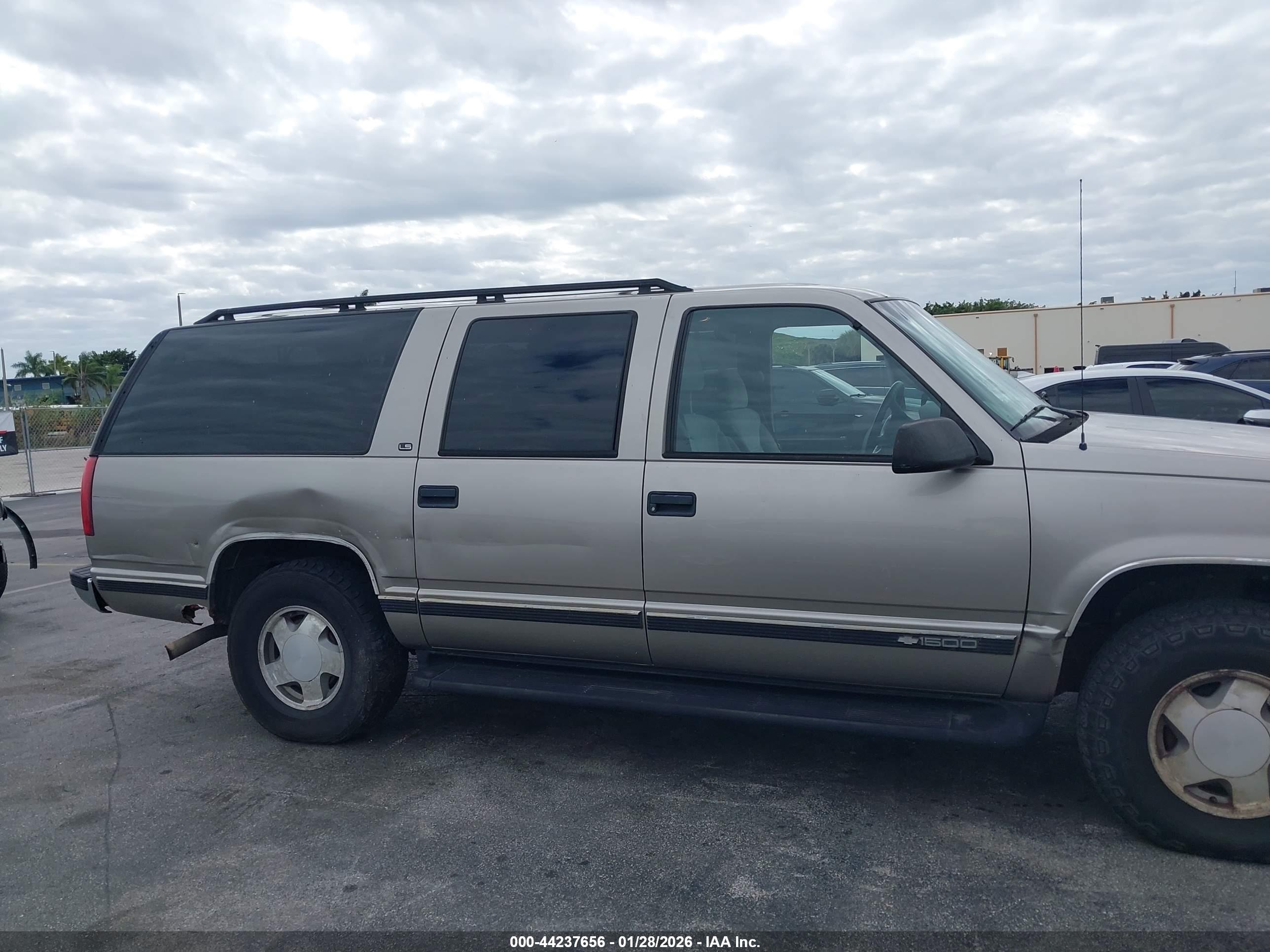 CHEVROLET SUBURBAN image 6