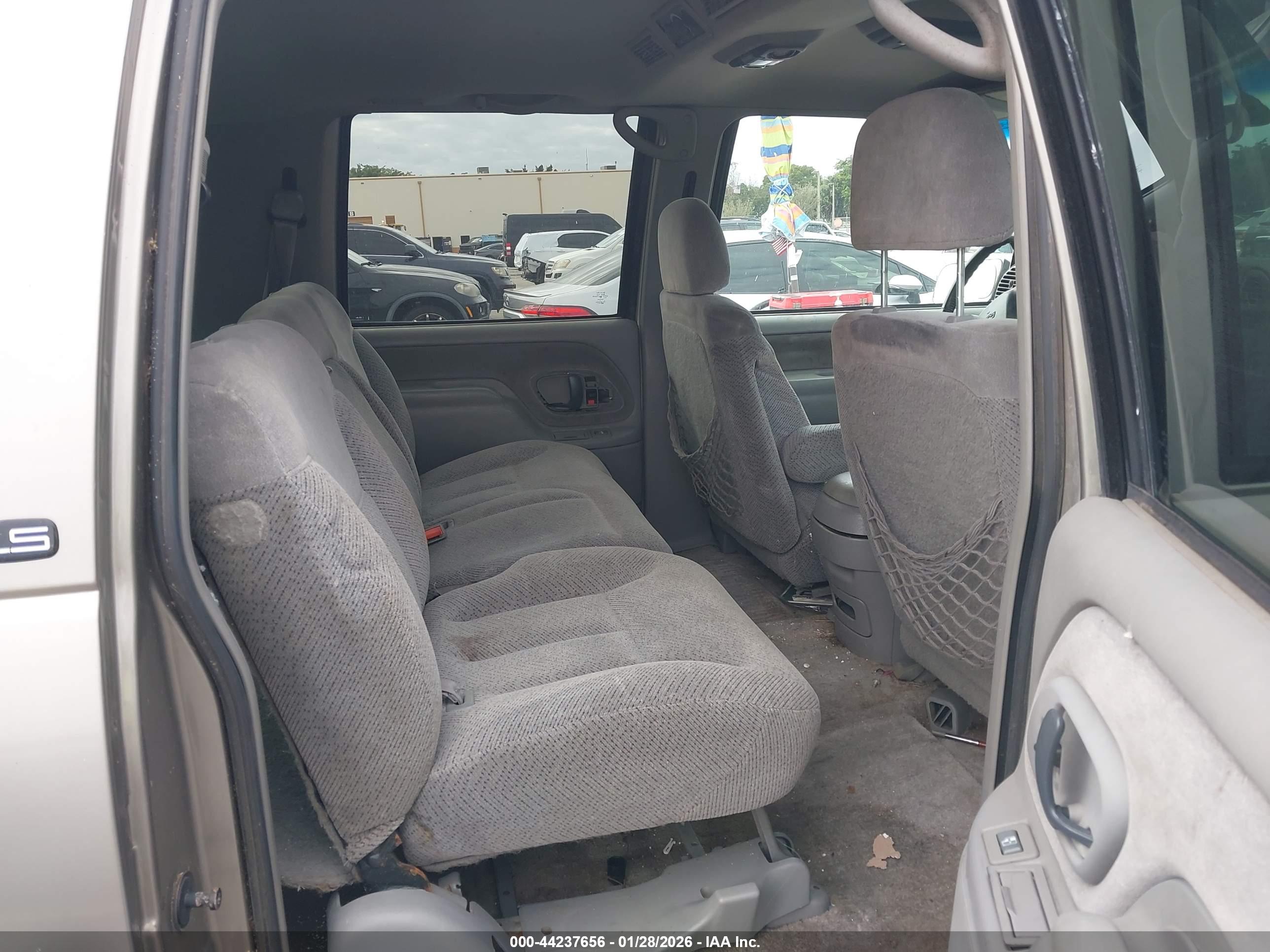 CHEVROLET SUBURBAN image 8