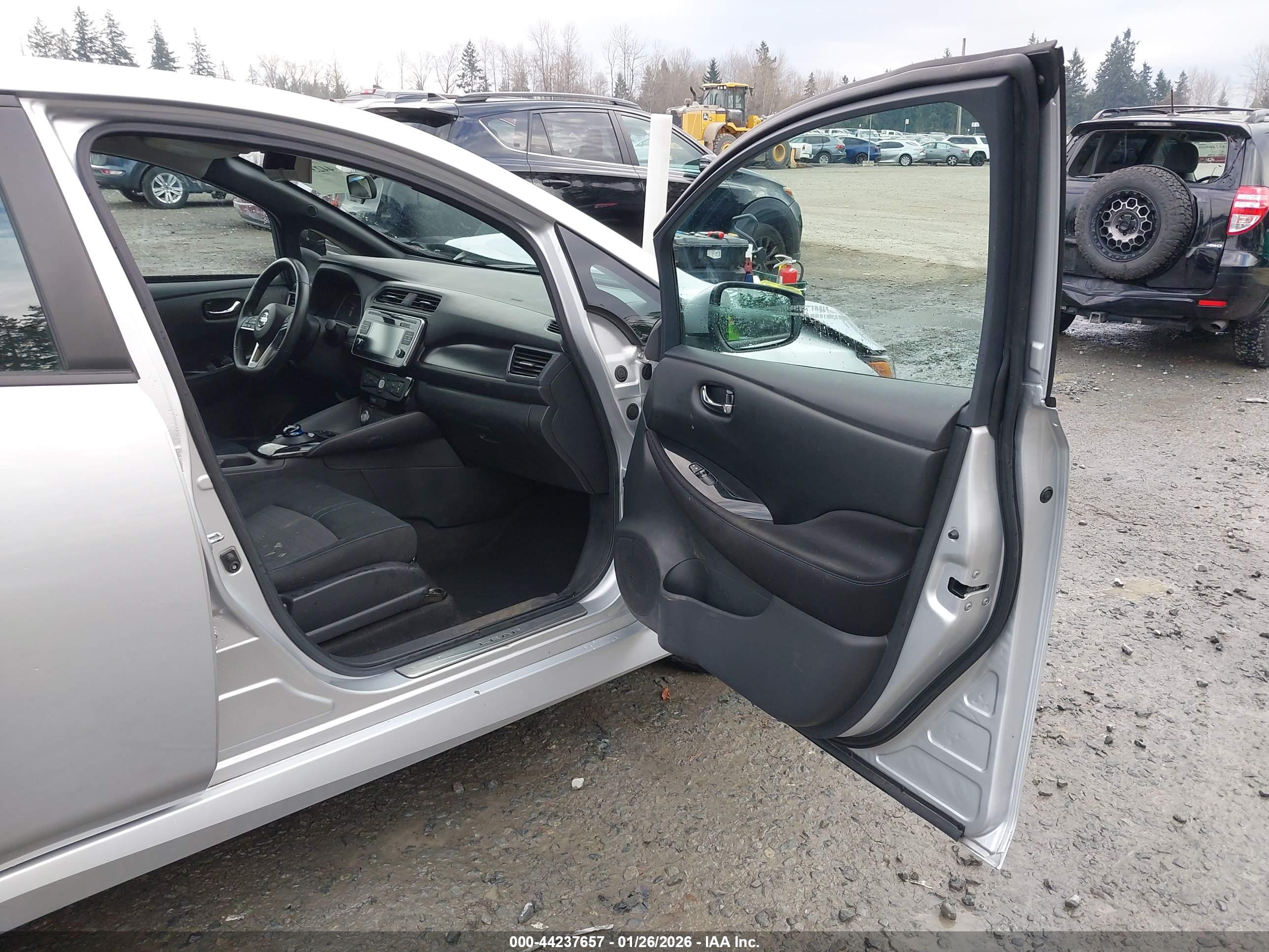 NISSAN LEAF image 5