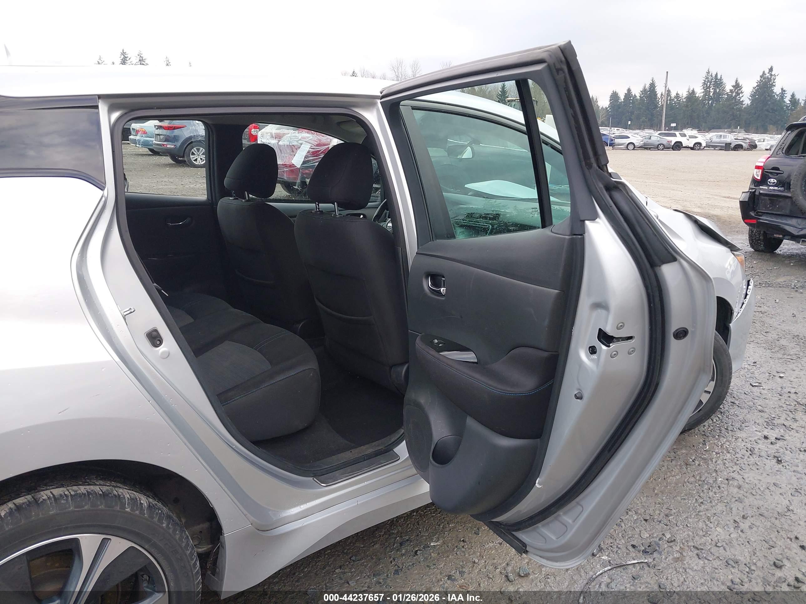 NISSAN LEAF image 8