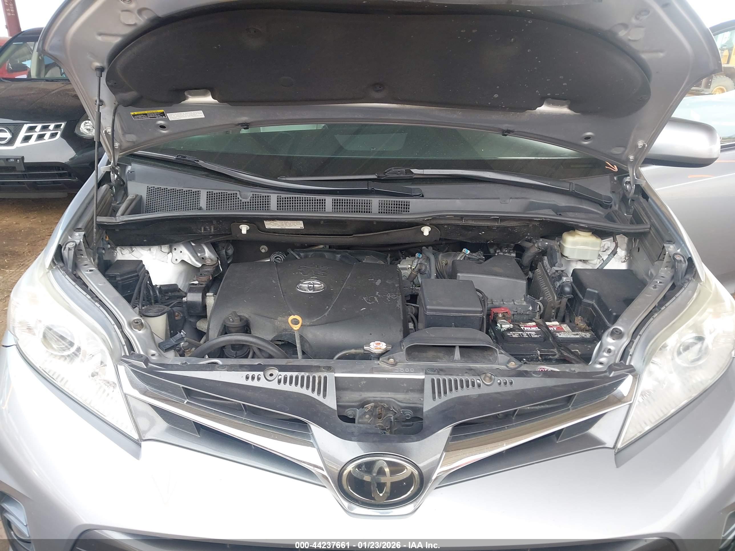 TOYOTA SIENNA image 10