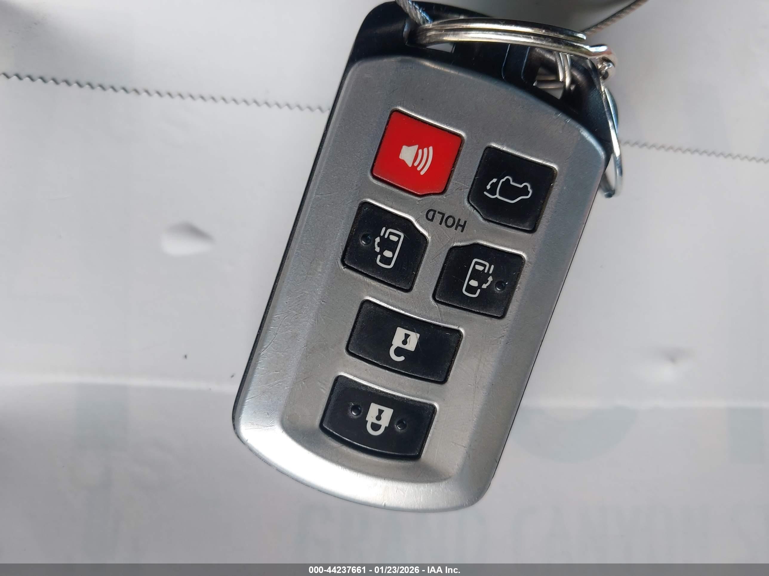 TOYOTA SIENNA image 11