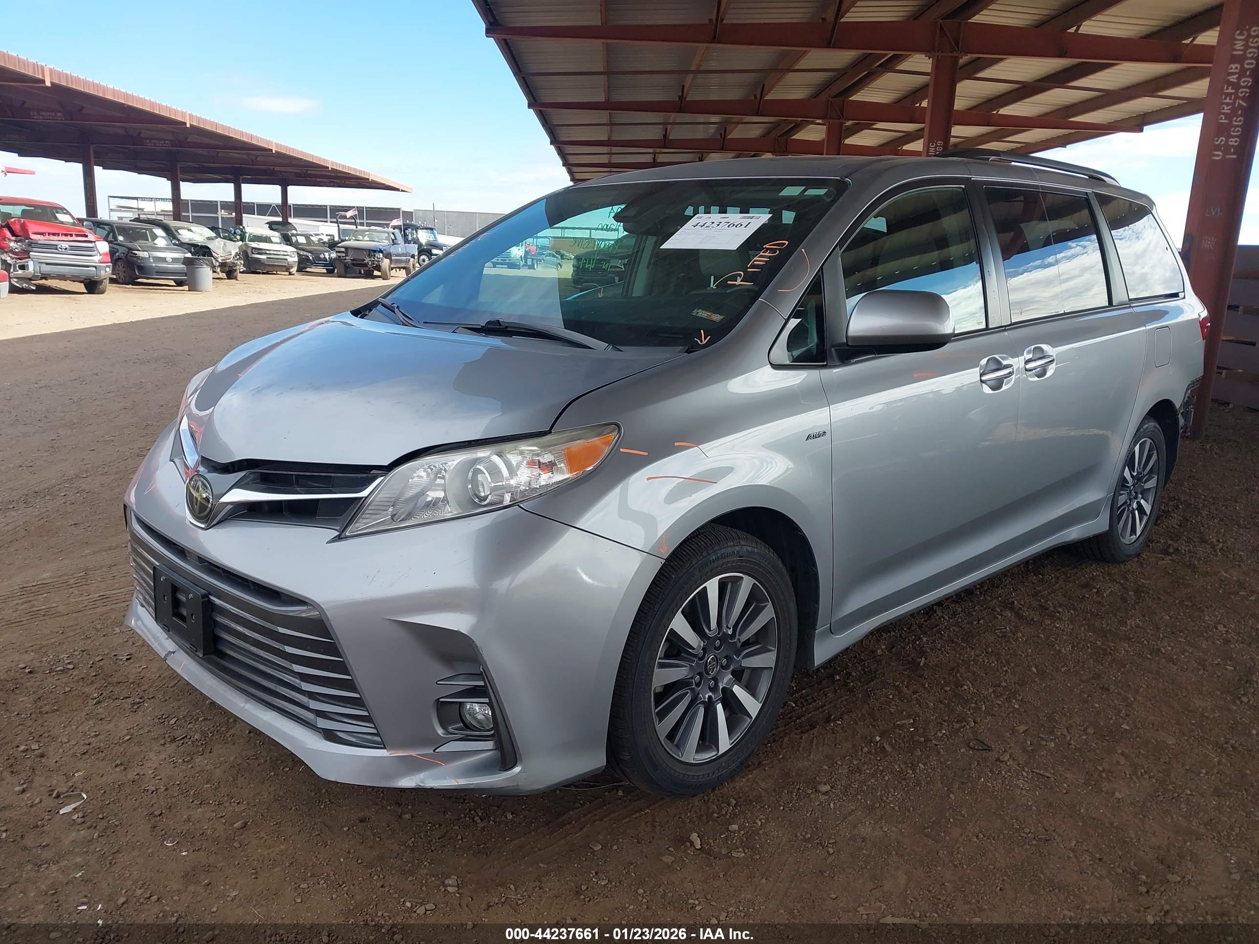 TOYOTA SIENNA image 2