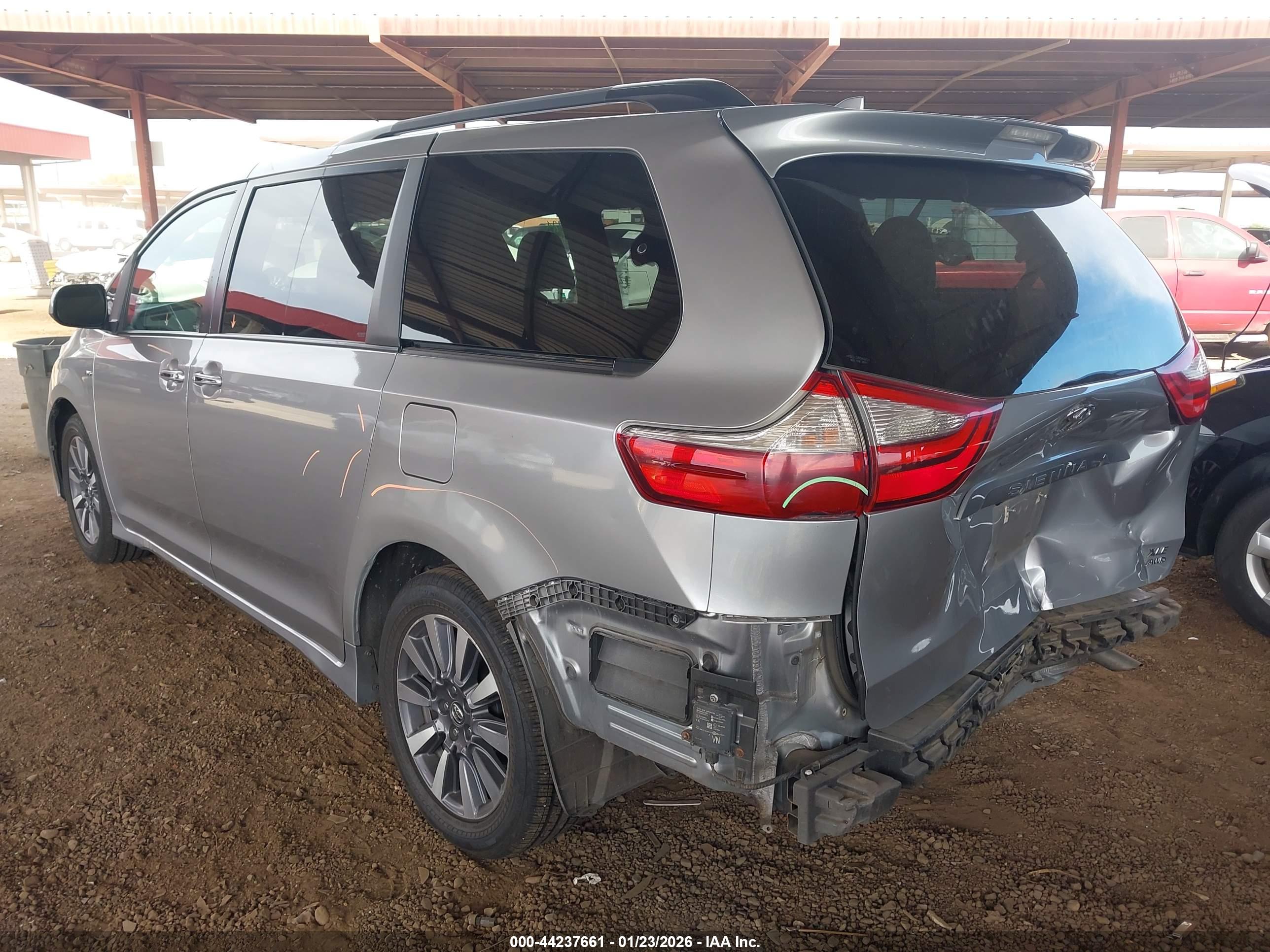 TOYOTA SIENNA image 3
