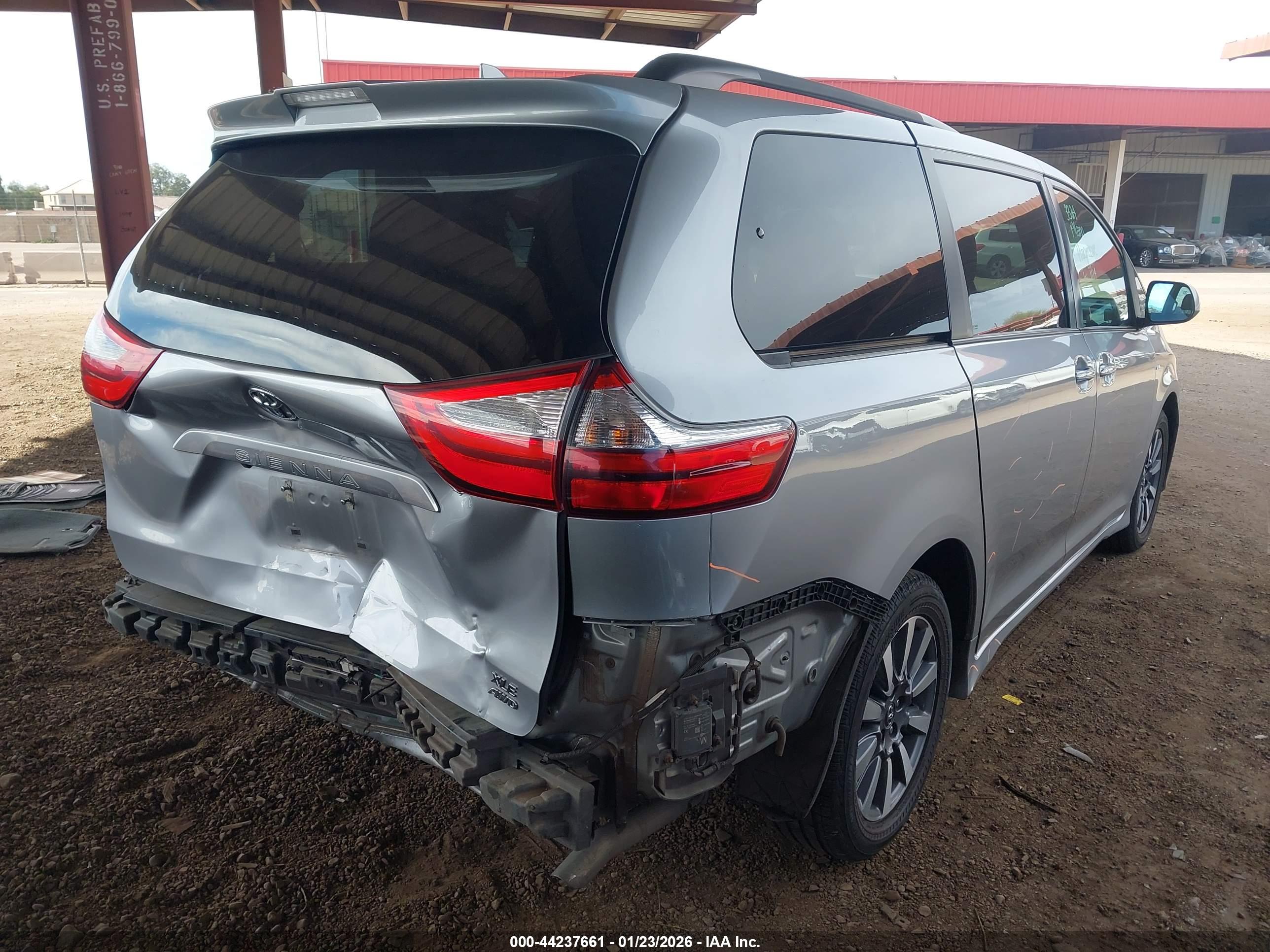 TOYOTA SIENNA image 4