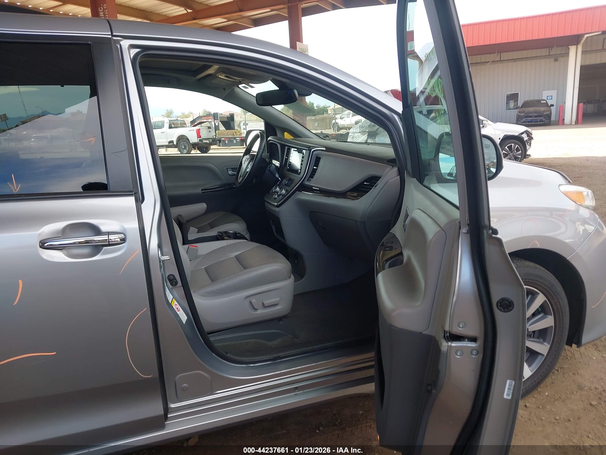 TOYOTA SIENNA image 5