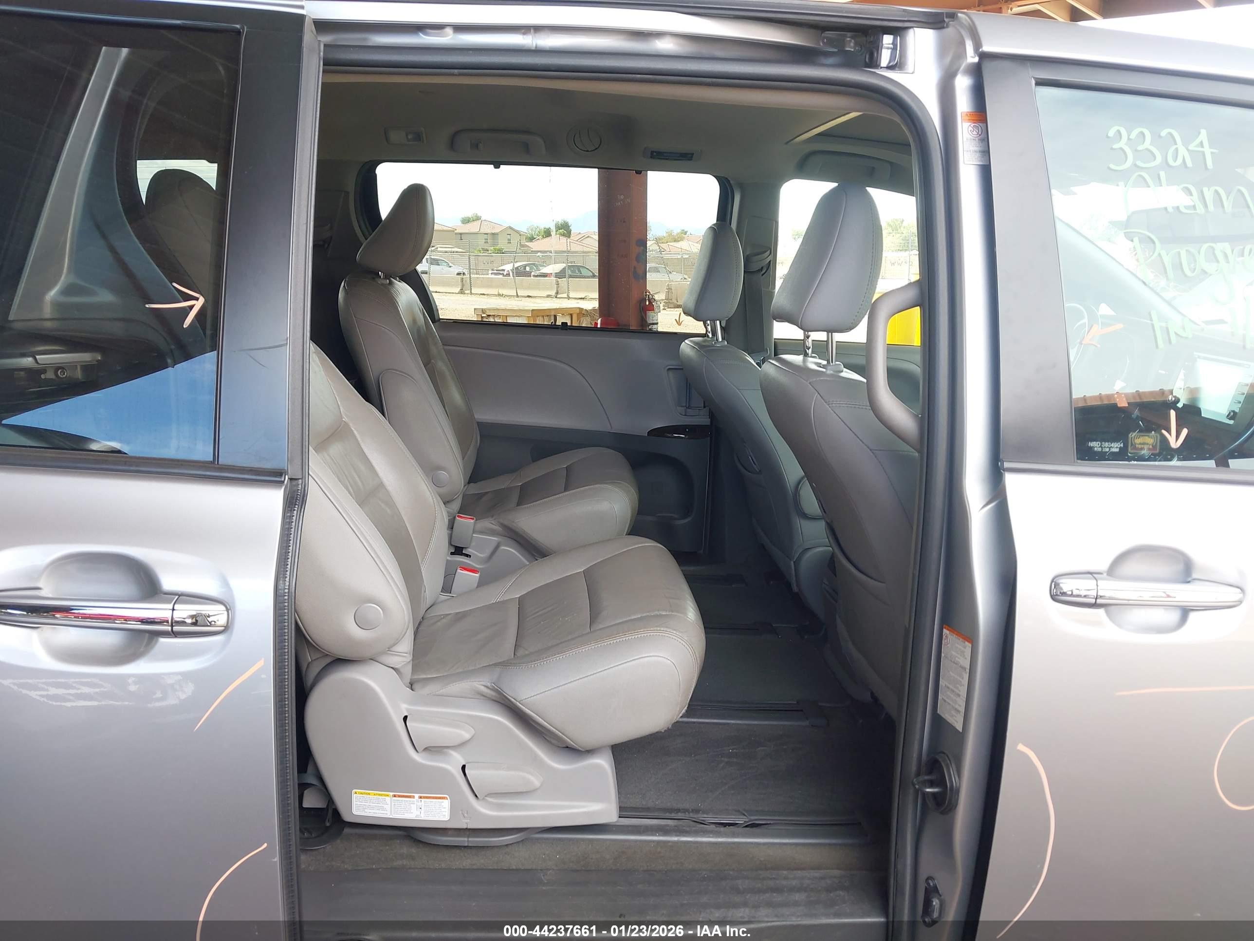TOYOTA SIENNA image 8