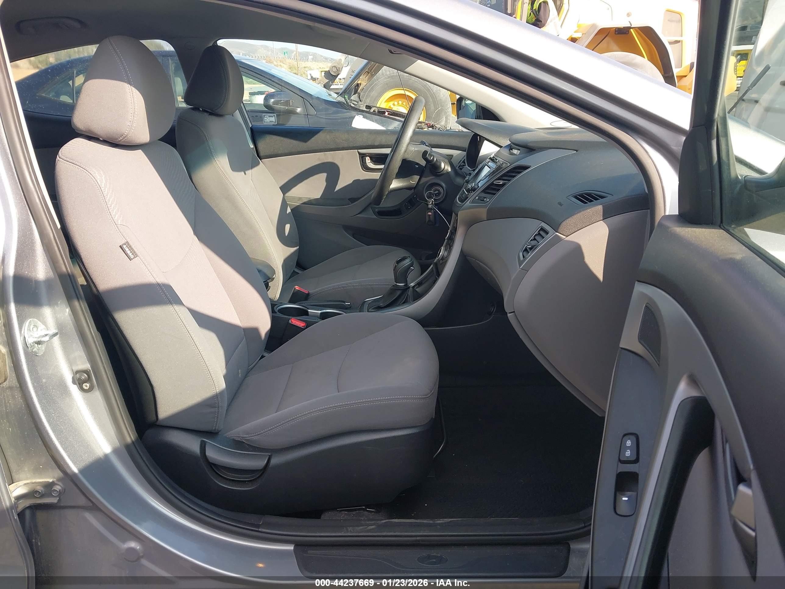 HYUNDAI ELANTRA image 5