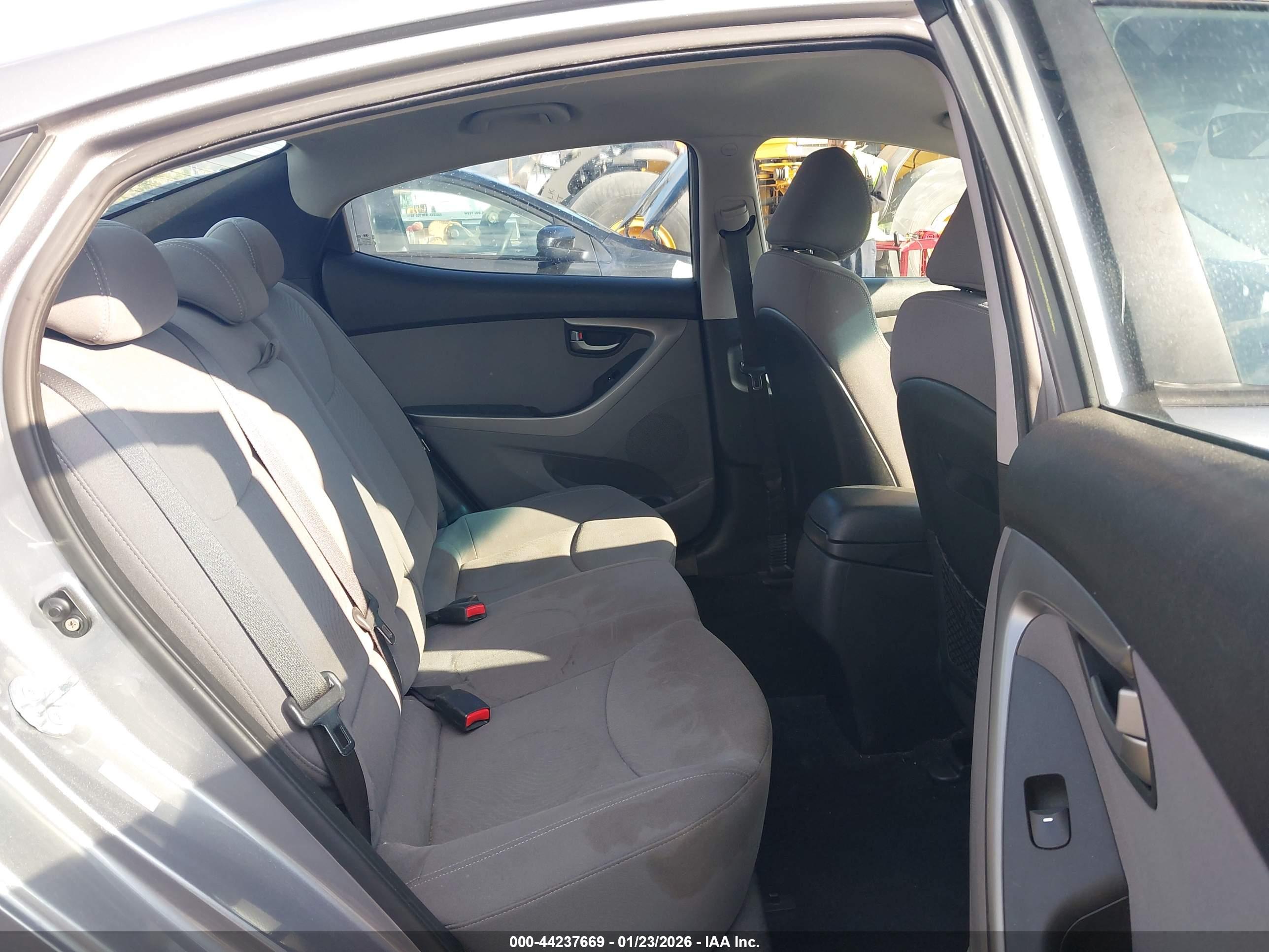 HYUNDAI ELANTRA image 8