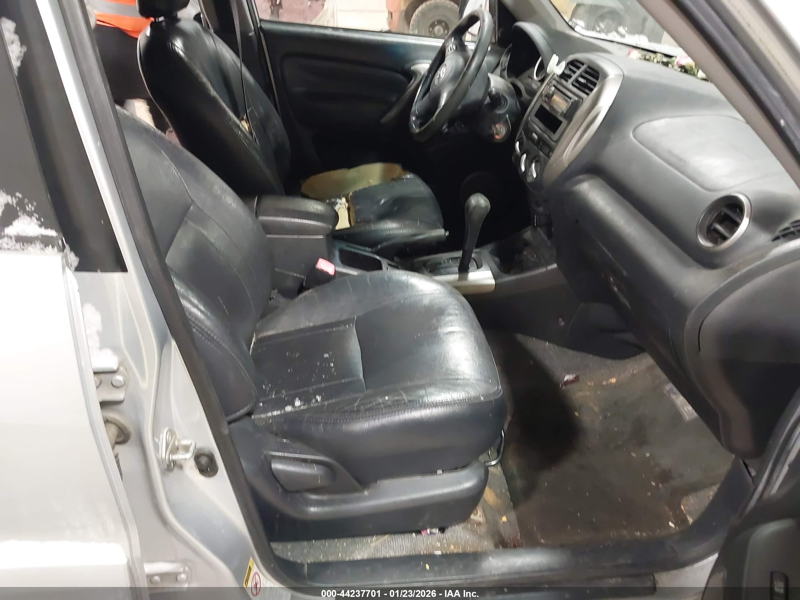 TOYOTA RAV4 image 5