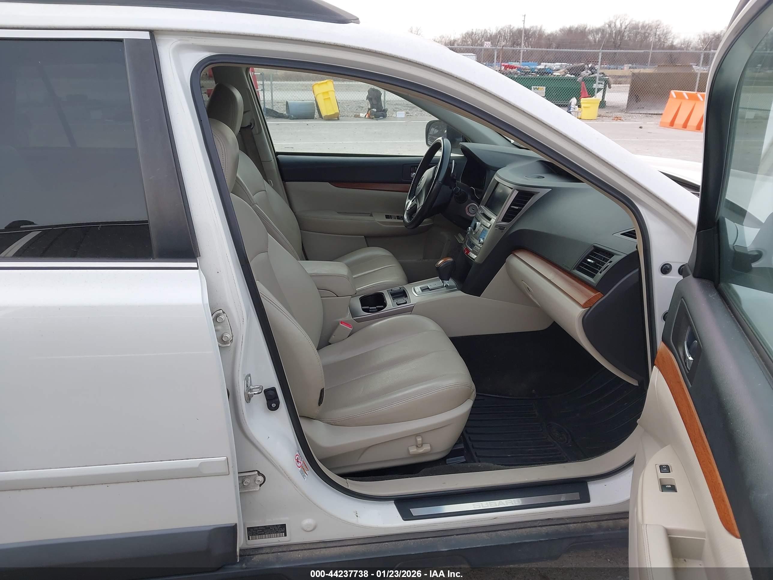 SUBARU OUTBACK image 5