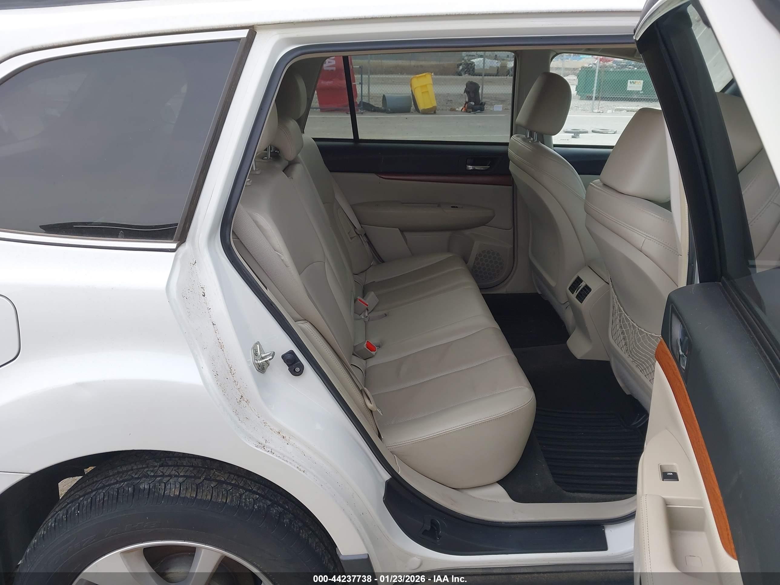 SUBARU OUTBACK image 8