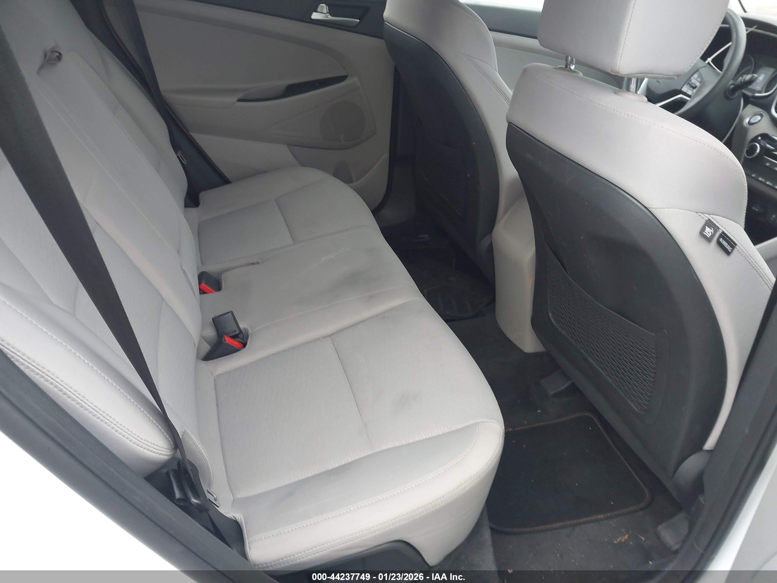 HYUNDAI TUCSON image 8
