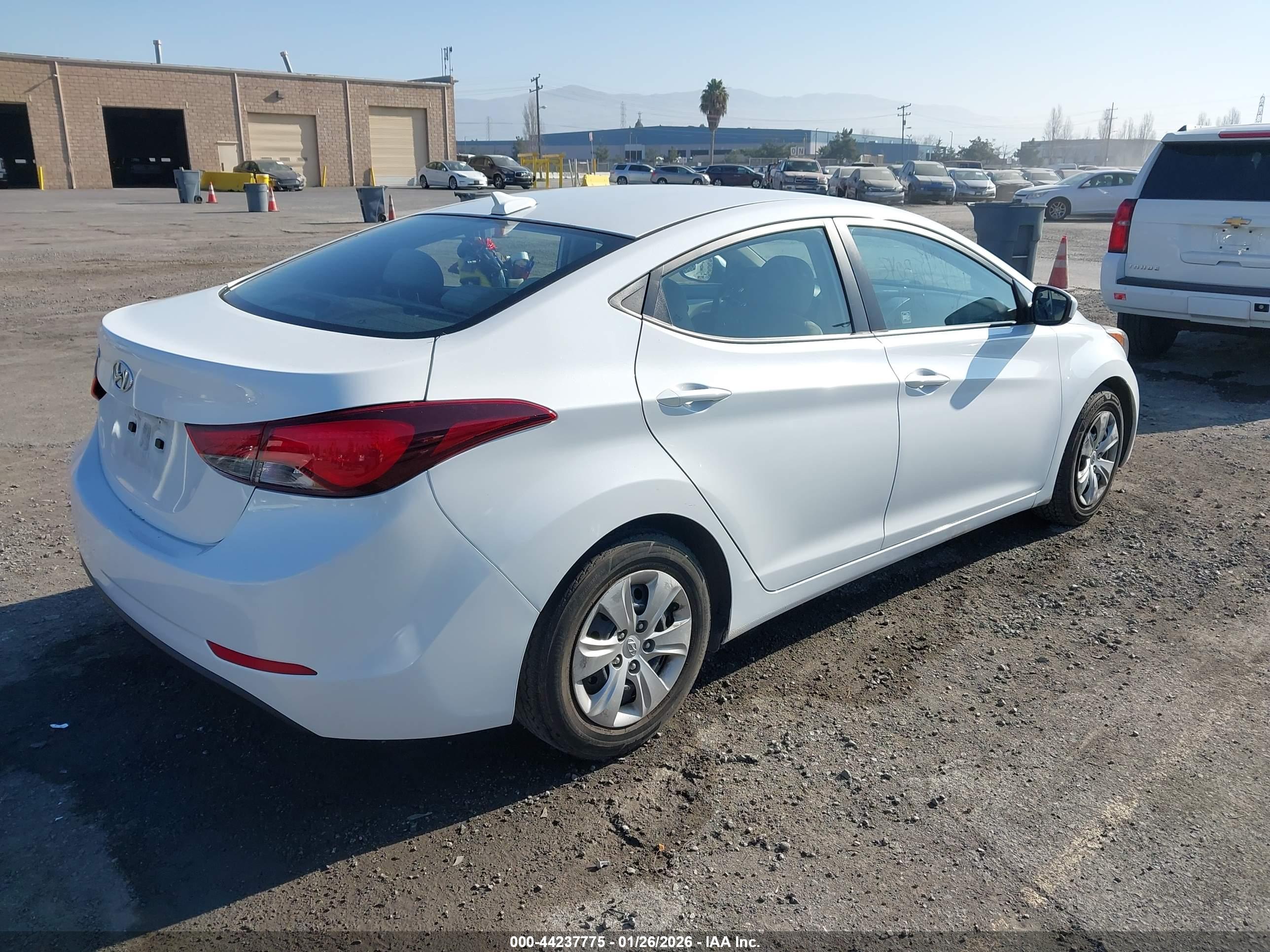 HYUNDAI ELANTRA image 4